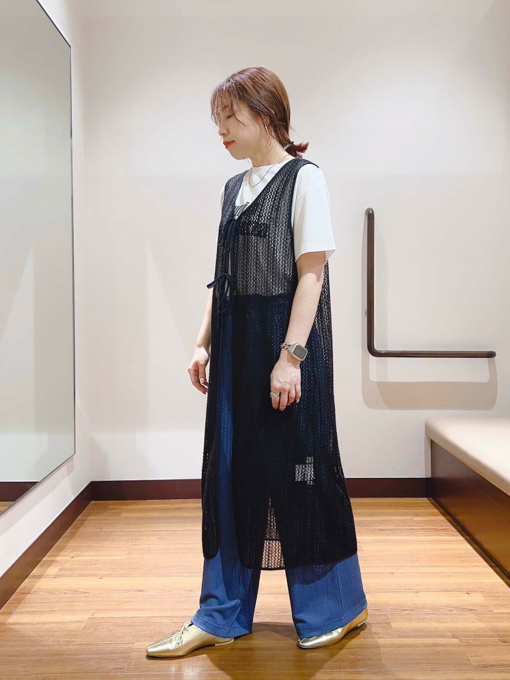 ブルー系のその他パンツ、ホワイト系のTシャツ/カットソー、ブラック系のワンピースを着用したレディースの夏コーディネートの5枚目の写真