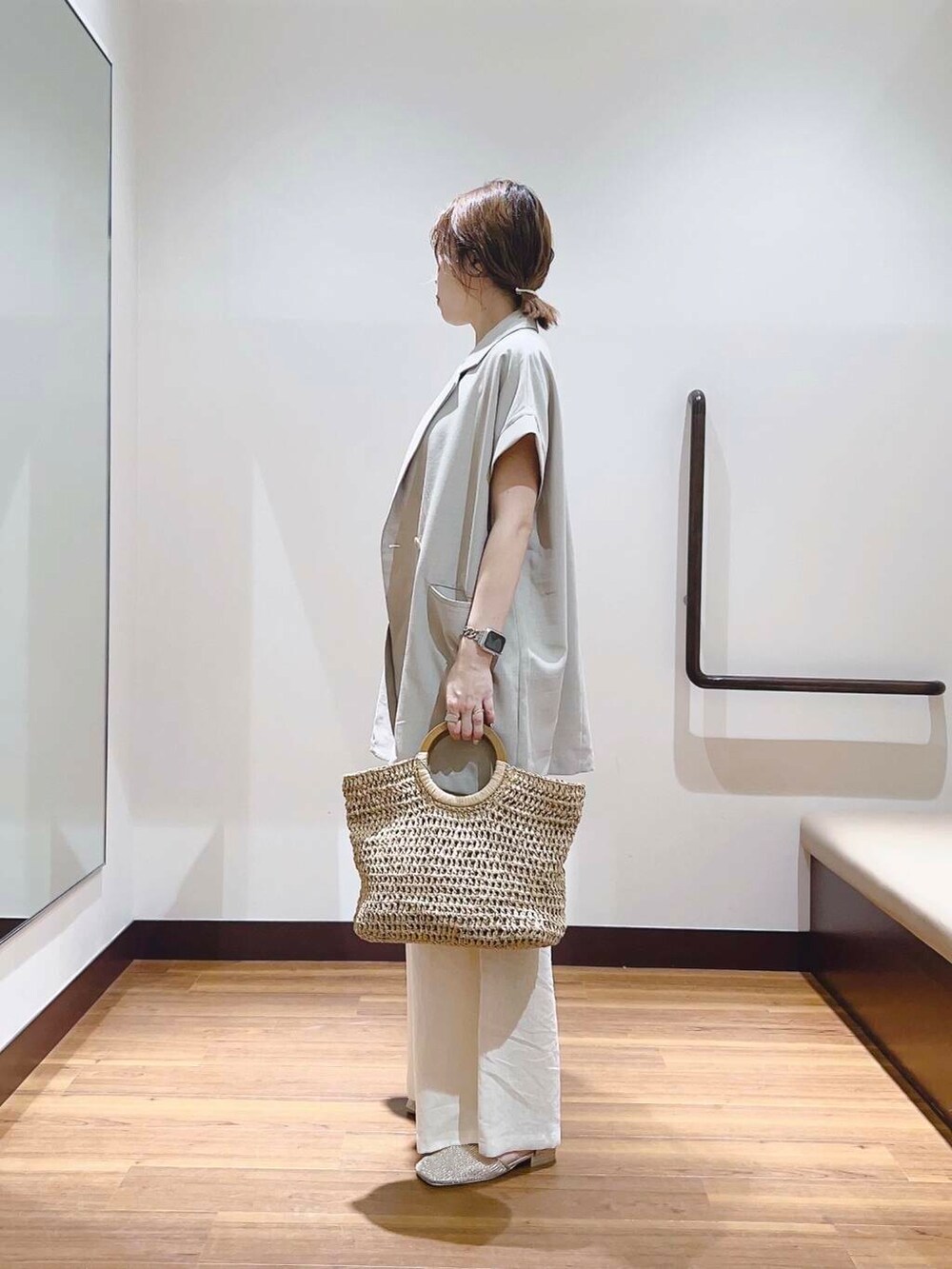 ベージュ系のその他パンツ、ベージュ系のベスト、ベージュ系のトートバッグを着用したレディースの夏コーディネートの4枚目の写真