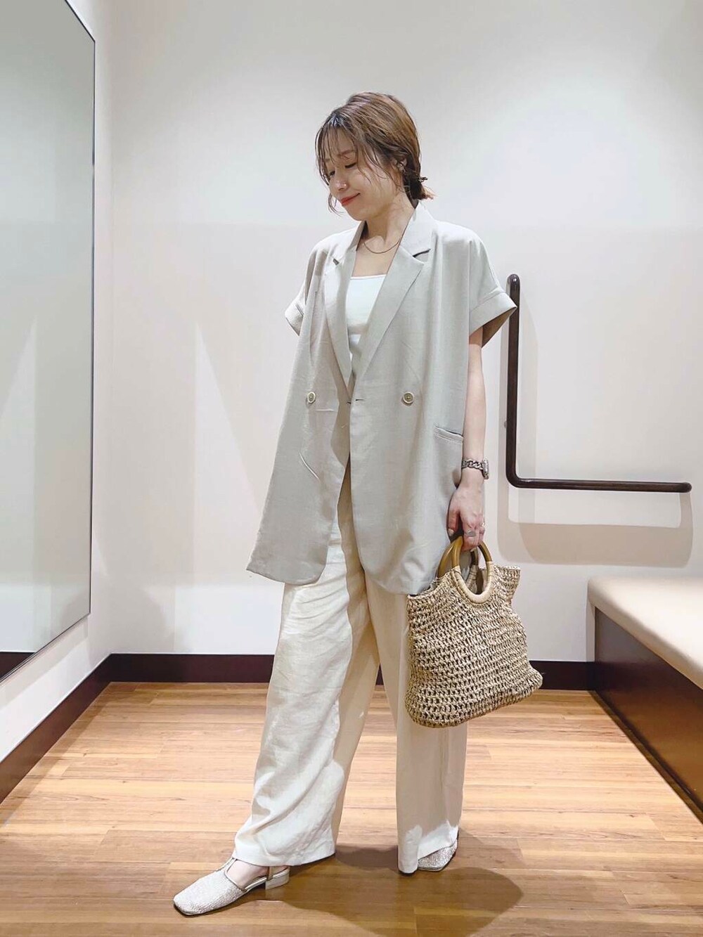 ベージュ系のその他パンツ、ベージュ系のベスト、ベージュ系のトートバッグを着用したレディースの夏コーディネートの5枚目の写真