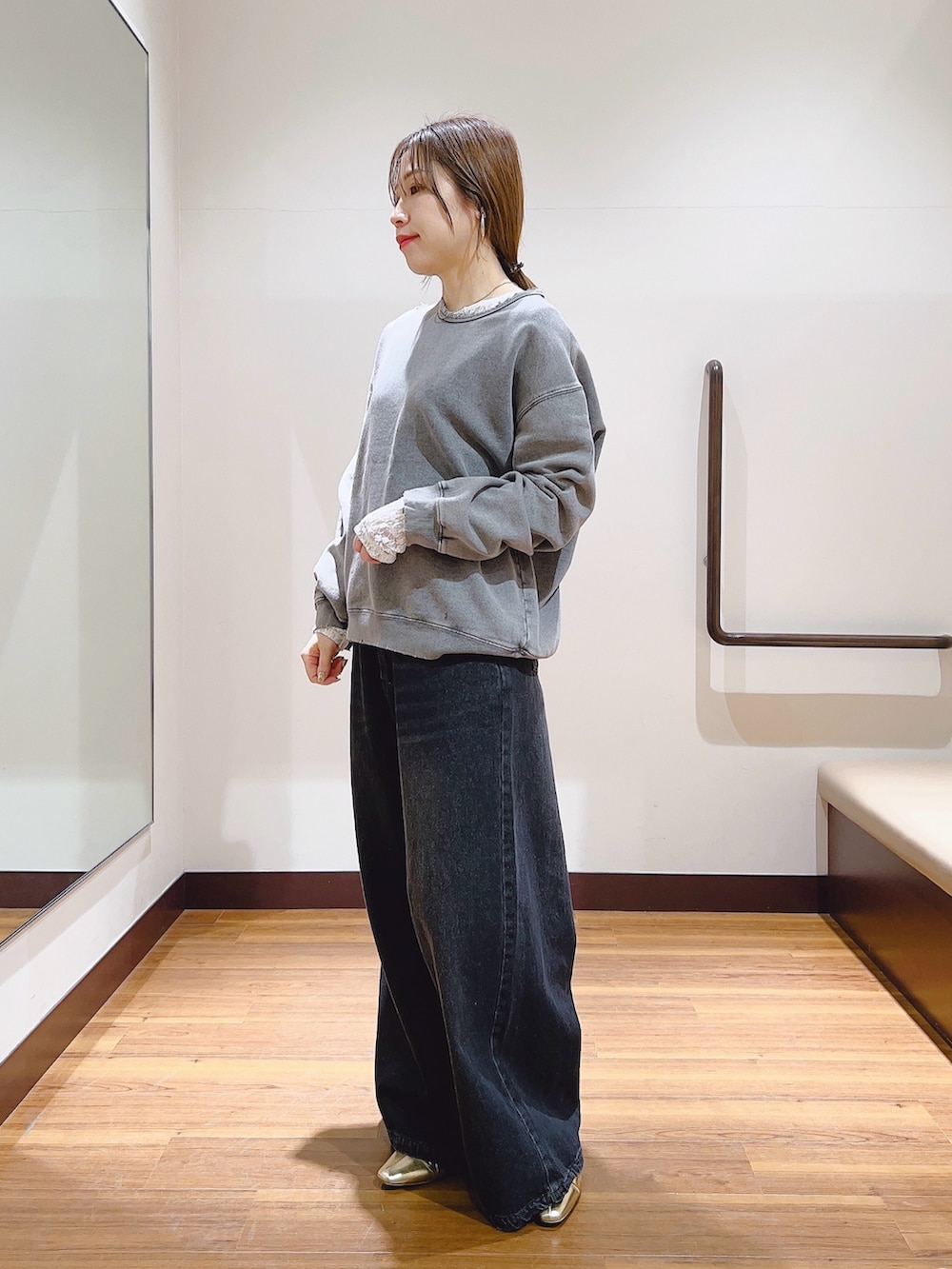 「春服、春カラー、きれいめコーディネート、大人女子、カジュアルスタイル、休日スタイル、オトナ女子、デニムコーデ、ブラックコーデ、30代コーデ、ラクチンコーデ、ブラックデニム、レーストップス」｜「ITEMS URBANRESEARCHのロングスリーブレーストップス（Tシャツ/カットソー、ホワイト系）」を使った、fujimonさん（レディース・159cm）の春コーディネートの4枚目の写真