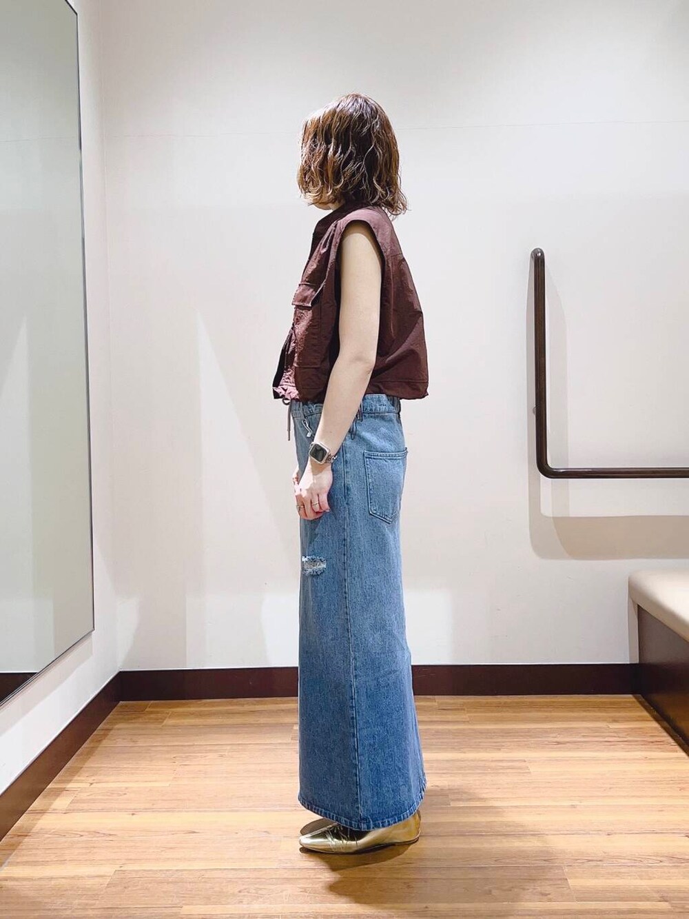 「大人カジュアル、ベスト、ママコーデ、大人女子、カジュアルコーデ、デニムスカート、newarrival、休日スタイル、大人コーデ、大人かわいい、旅行コーデ、イエベ春、ナイロンベスト、やや暑い」｜「ITEMS URBANRESEARCHのナイロンショートベスト（その他アウター、ブラウン系）」を使った、fujimonさん（レディース・159cm）の春コーディネートの4枚目の写真