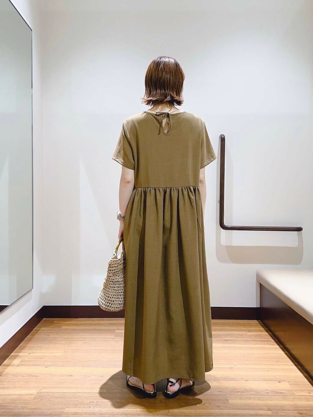 「ワンピース、大人カジュアル、キレイめ、ママコーデ、大人女子、カジュアルコーデ、リネン、大人コーデ、大人かわいい、旅行コーデ、イエベ、帰省コーデ、リネン着こなし術、私が選ぶセールアイテム25ss」｜「RODE SKOのウッドハンドルペーパーバッグ（トートバッグ、ベージュ系）」を使った、fujimonさん（レディース・159cm）の夏コーディネートの3枚目の写真