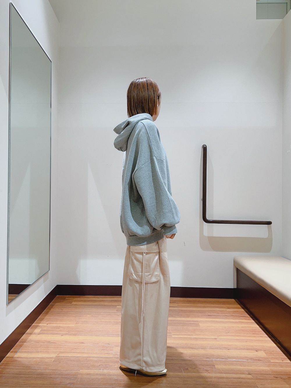 グレー系のパーカー、ピンク系のカーゴパンツを着用したレディースの冬コーディネートの4枚目の写真