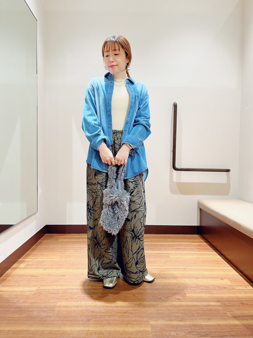 ブルー系のシャツ/ブラウス、ブラウン系のその他パンツ、ホワイト系のニット/セーターを着用したレディースの秋コーディネートの4枚目の写真
