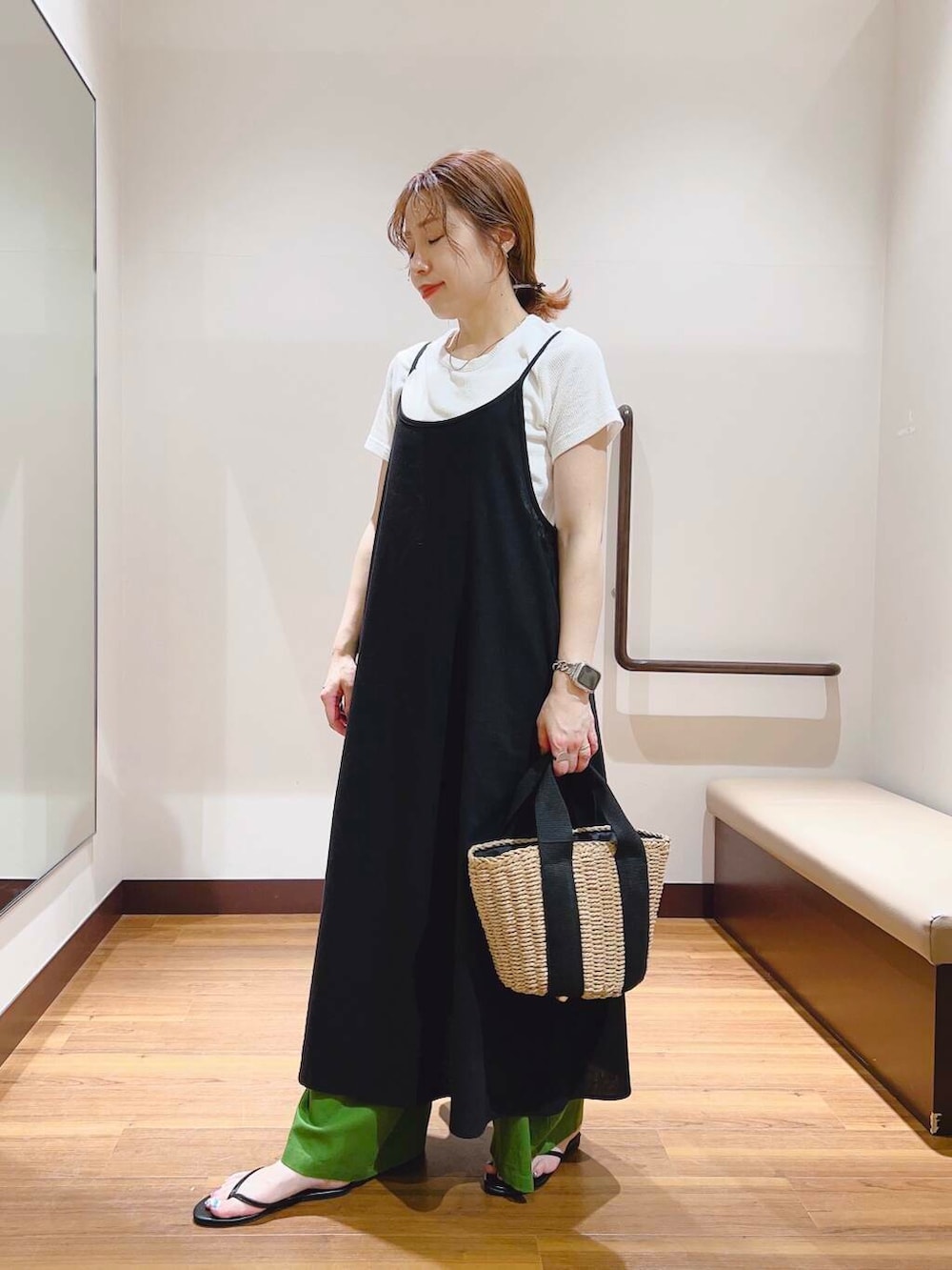 「キャミワンピース、大人カジュアル、キレイめ、ママコーデ、大人女子、カジュアルコーデ、カラーパンツ、大人コーデ、大人かわいい、イエベ、やや暑い、リネン着こなし術」|「URBAN RESEARCH DOORSのトングサンダル(サンダル、ブラック系)」を使った、fujimonさん(レディース・159cm)の夏コーディネートの5枚目の写真
