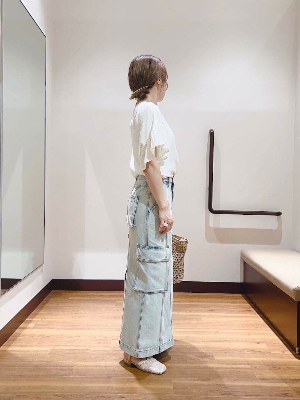 ゴールド系のサンダル、ベージュ系のトートバッグ、ブルー系のスカートを着用したレディースの夏コーディネートの2枚目の写真