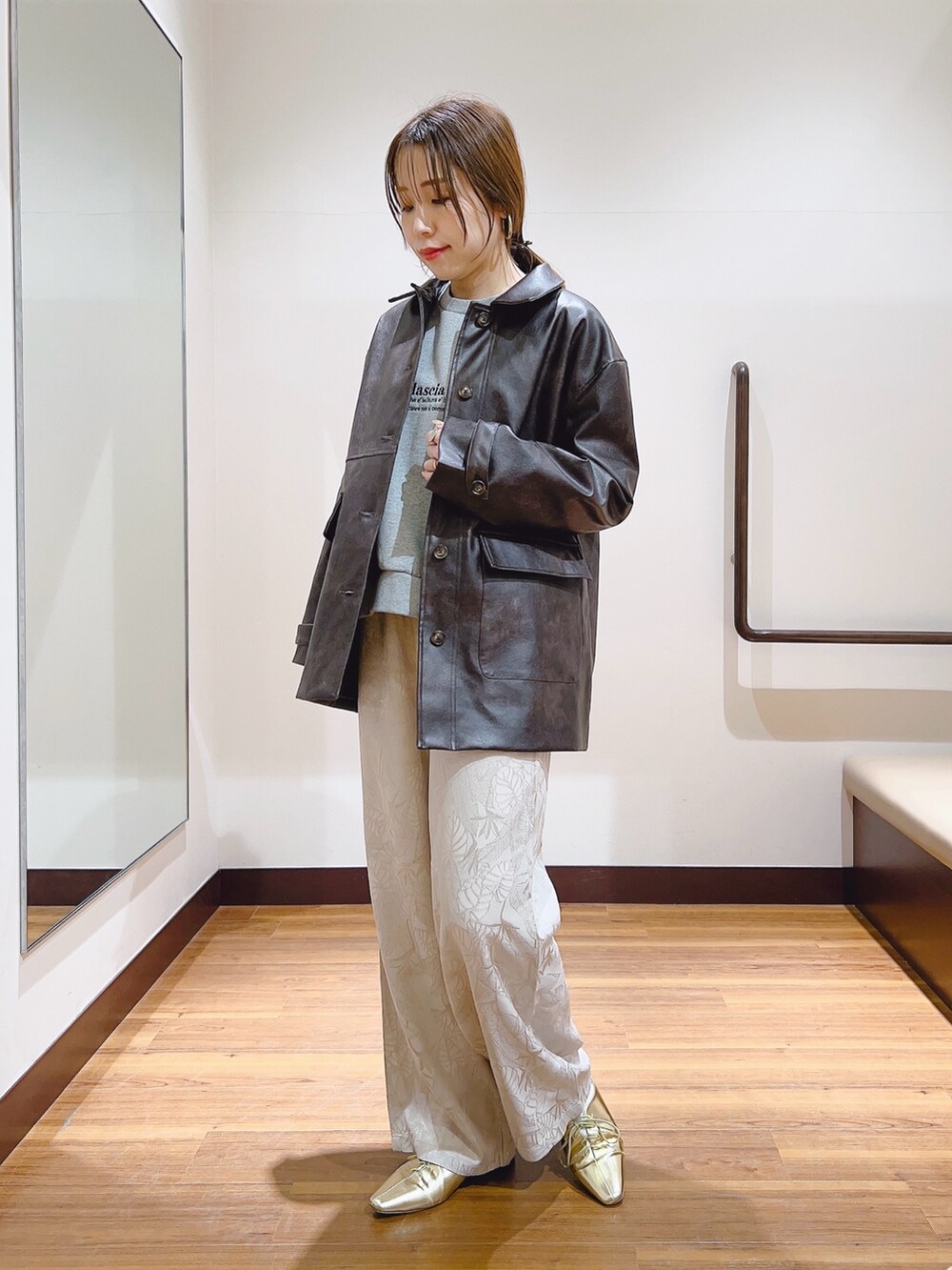 「春服、きれいめコーディネート、大人女子、カジュアルスタイル、休日スタイル、オトナ女子、30代コーデ、レザー、レザージャケット、ロゴスウェット」｜「ITEMS URBANRESEARCHのサテンジャガードイージーパンツ（その他パンツ、ベージュ系）」を使った、fujimonさん（レディース・159cm）の春コーディネートの4枚目の写真
