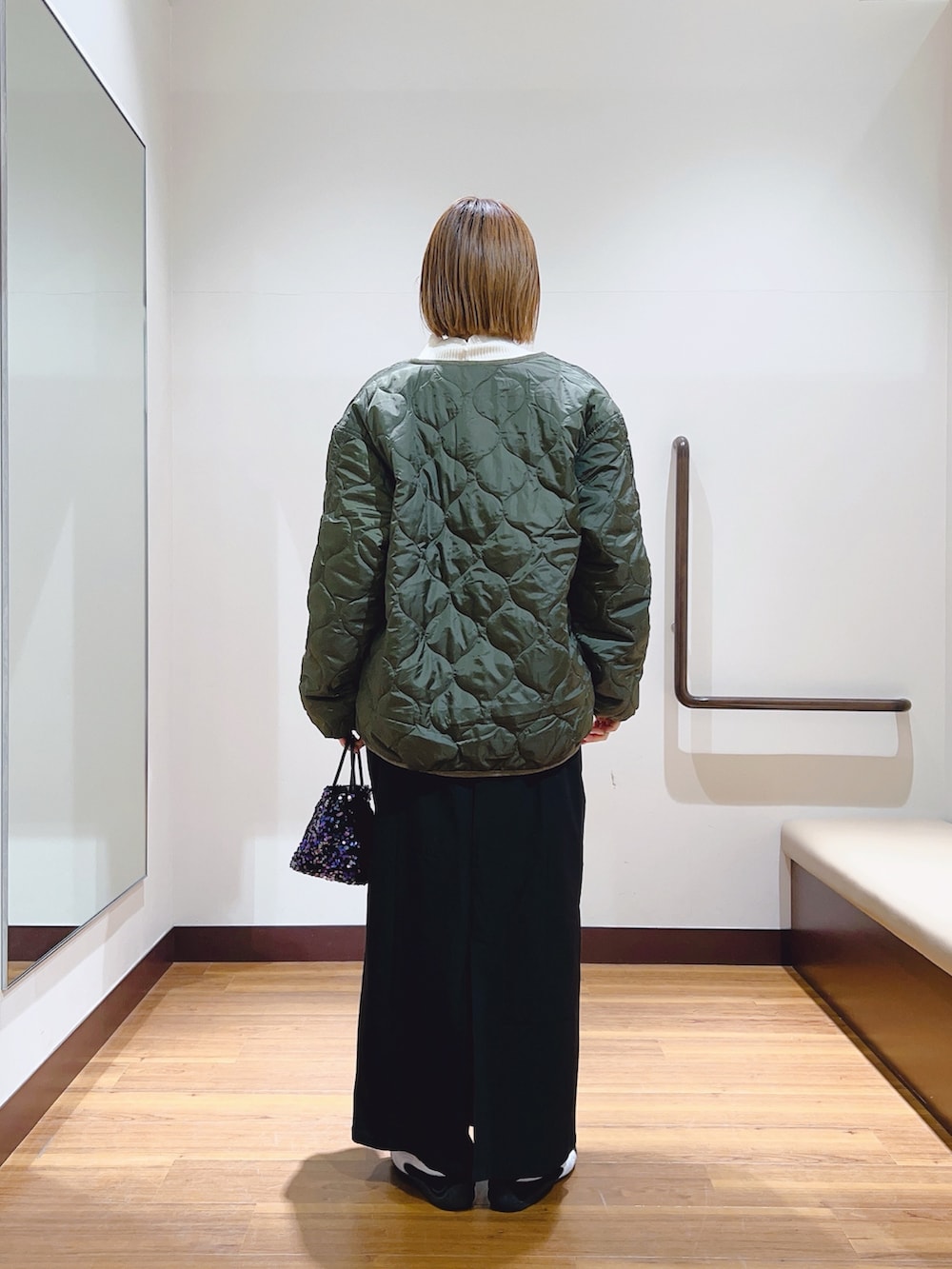 ホワイト系のダウンジャケット/コート、ブラック系のスカートを着用したレディースの冬コーディネートの3枚目の写真