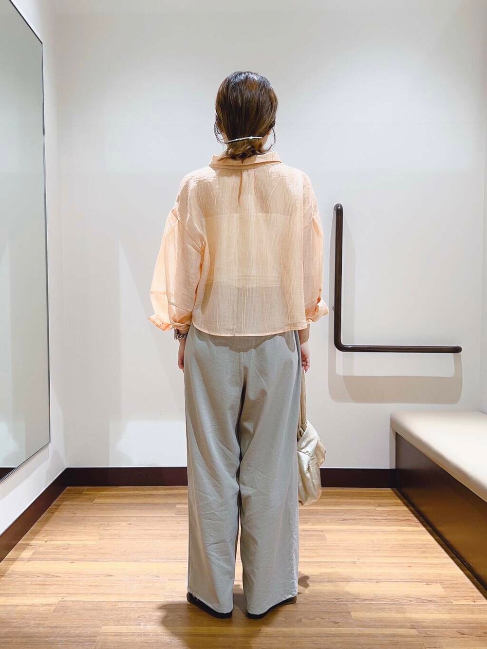 「大人カジュアル、キレイめ、ママコーデ、大人女子、カジュアルコーデ、休日スタイル、大人コーデ、淡色コーデ、大人かわいい、旅行コーデ、イエベ、即戦力シャツコーデ、やや暑い、寒暖差対策アイテム」｜「RODE SKOの『MADE IN JAPAN』スパンコールミュール（その他シューズ、ブラウン系）」を使った、fujimonさん（レディース・159cm）の春コーディネートの3枚目の写真