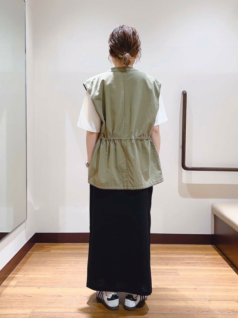 「大人カジュアル、ベスト、ママコーデ、大人女子、カジュアルコーデ、newarrival、休日スタイル、大人コーデ、大人かわいい、メガネ女子、初夏のお出掛けコーデ、外遊びコーデ」｜「ITEMS URBANRESEARCHのカットジョーゼットロゴTシャツ（Tシャツ/カットソー、ホワイト系）」を使った、fujimonさん（レディース・159cm）の春コーディネートの3枚目の写真