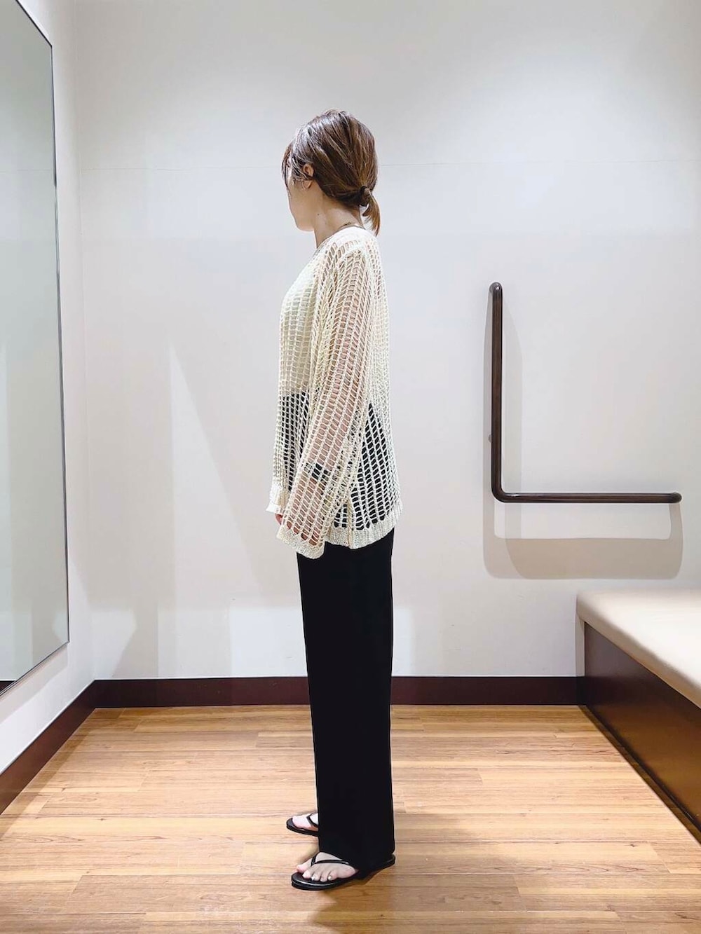 ホワイト系のニット/セーターを着用したレディースの春コーディネートの2枚目の写真