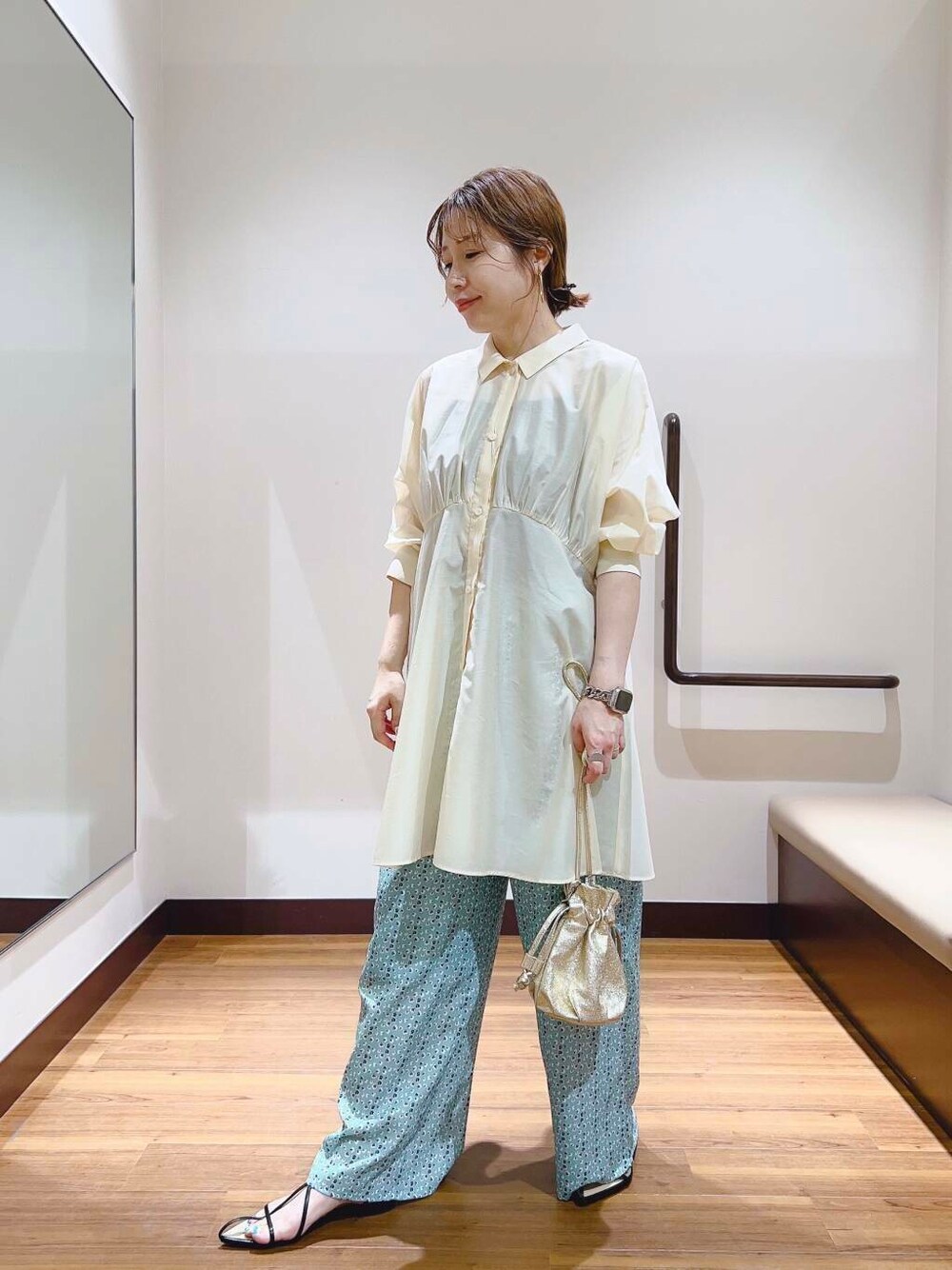 「大人カジュアル、キレイめ、ママコーデ、大人女子、カジュアルコーデ、ブラウス、柄パンツ、柄物、大人コーデ、大人かわいい、旅行コーデ、イエベ、帰省コーデ、シャツが主役の夏コーデ、私が選ぶセールアイテム25ss」｜「KBFのカーブギャザーミニワンピース（ワンピース、ホワイト系）」を使った、fujimonさん（レディース・159cm）の夏コーディネートの5枚目の写真