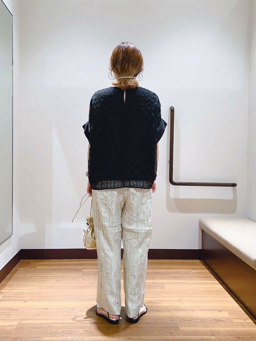 ベージュ系のその他パンツ、ブラック系のシャツ/ブラウスを着用したレディースの夏コーディネートの3枚目の写真
