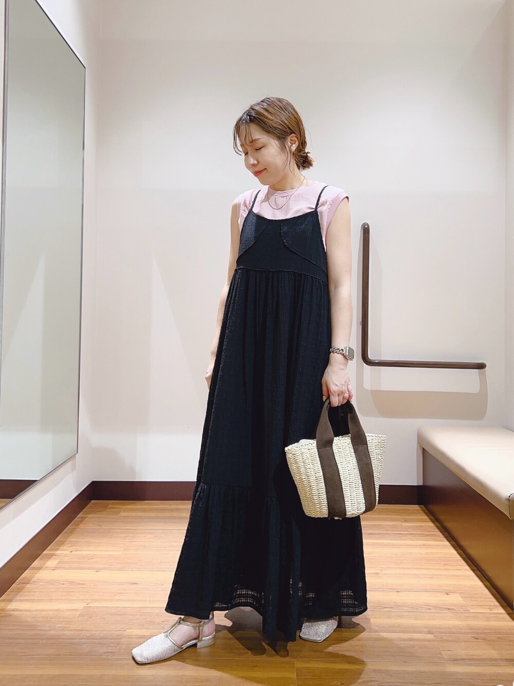 ブラック系のワンピース、ピンク系のTシャツ/カットソーを着用したレディースの夏コーディネートの5枚目の写真