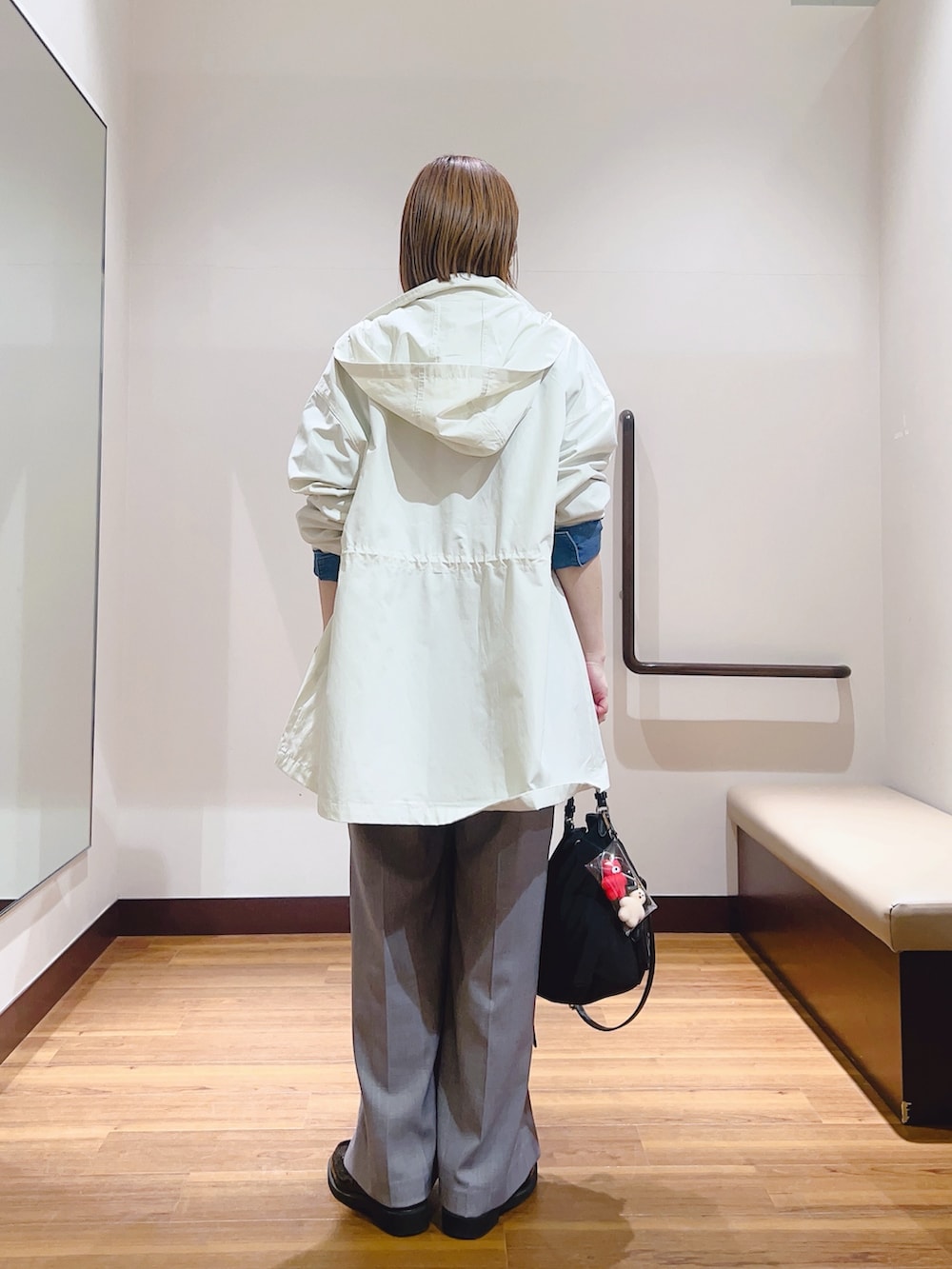 ブルー系のシャツ/ブラウス、ブラック系のその他パンツ、ブラック系のハンドバッグを着用したレディースの春コーディネートの4枚目の写真