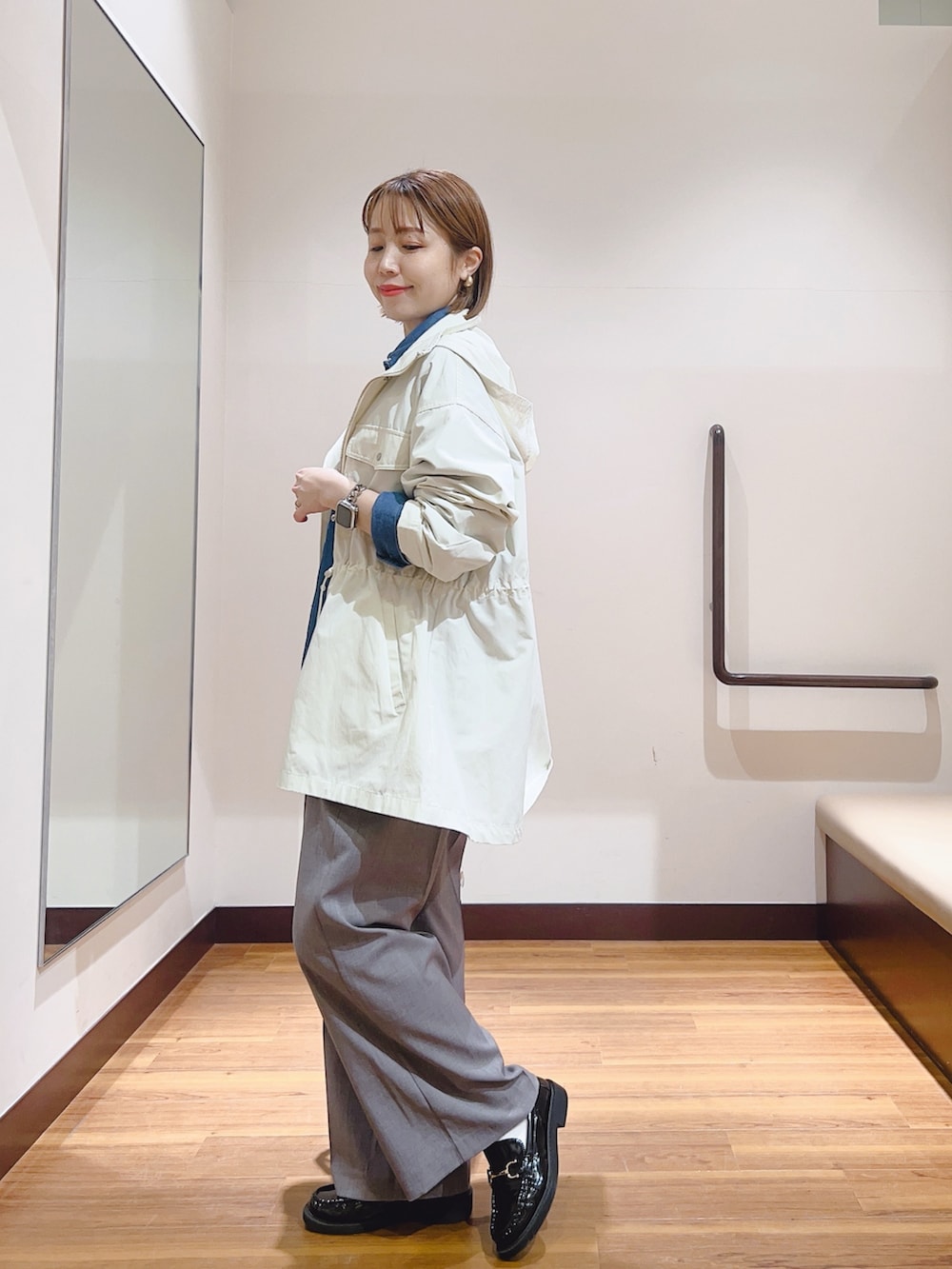 ブルー系のシャツ/ブラウス、ブラック系のその他パンツ、ブラック系のハンドバッグを着用したレディースの春コーディネートの3枚目の写真