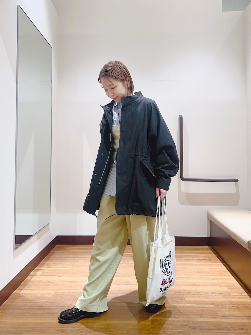 ブルー系のシャツ/ブラウス、ブラック系のモッズコート、ベージュ系のその他パンツを着用したレディースの春コーディネートの3枚目の写真