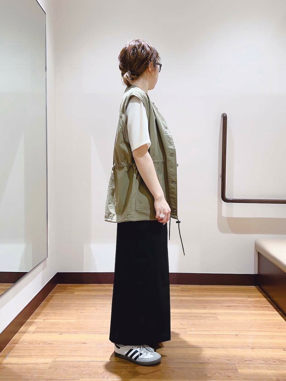 「大人カジュアル、ベスト、ママコーデ、大人女子、カジュアルコーデ、newarrival、休日スタイル、大人コーデ、大人かわいい、メガネ女子、初夏のお出掛けコーデ、外遊びコーデ」｜「ITEMS URBANRESEARCHのカットジョーゼットロゴTシャツ（Tシャツ/カットソー、ホワイト系）」を使った、fujimonさん（レディース・159cm）の春コーディネートの4枚目の写真