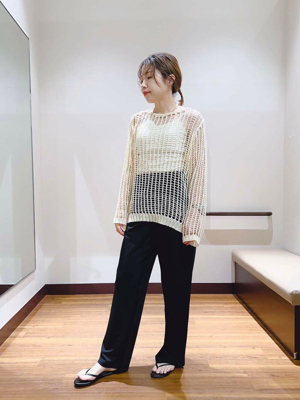 ホワイト系のニット/セーターを着用したレディースの春コーディネートの5枚目の写真