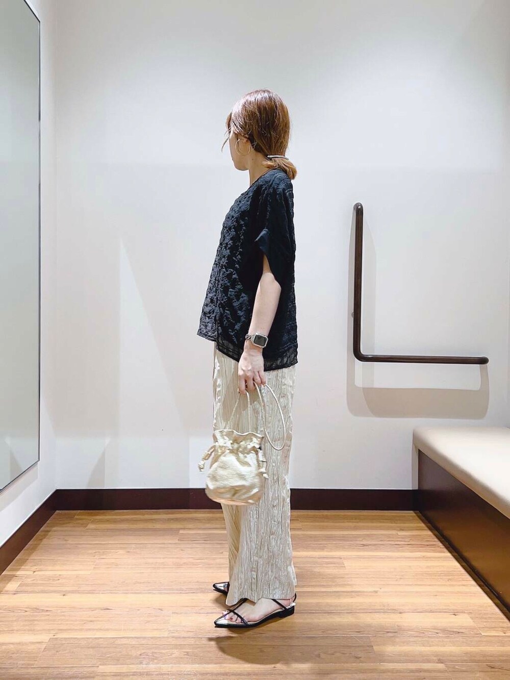 ベージュ系のその他パンツ、ブラック系のシャツ/ブラウスを着用したレディースの夏コーディネートの2枚目の写真