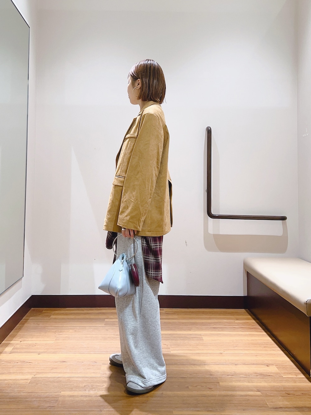 レッド系のシャツ/ブラウス、グレー系のその他パンツ、イエロー系のテーラードジャケットを着用したレディースの秋コーディネートの2枚目の写真