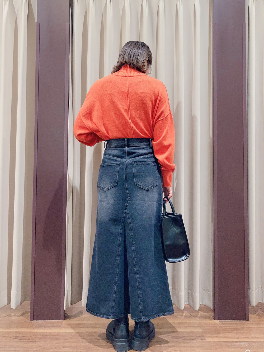「カラーニット、私の推しブランド、大人カジュアル、オトナ女子、デニムスカート、春コーデ、オレンジ、オレンジニット、ブーツ、ママコーデ、ニット、冬コーデ」｜「ITEMS URBANRESEARCHのハイネックワイドニット2（ニット/セーター、オレンジ系）」を使った、fujimonさん（レディース・159cm）の冬コーディネートの3枚目の写真