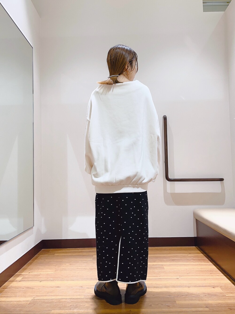 「ドット柄、ドット柄スカート、スウェット、ボートネック、モノトーン、モノトーンコーデ、お出かけコーデ、秋コーデ、シンプルスタイル、オトナカワイイ、大人カジュアル、大人ガーリー、きれいめコーデ、トレーナー」｜「ITEMS URBANRESEARCHの裏起毛ボートネックスウェット（スウェット、ホワイト系）」を使った、fujimonさん（レディース・159cm）の秋コーディネートの3枚目の写真