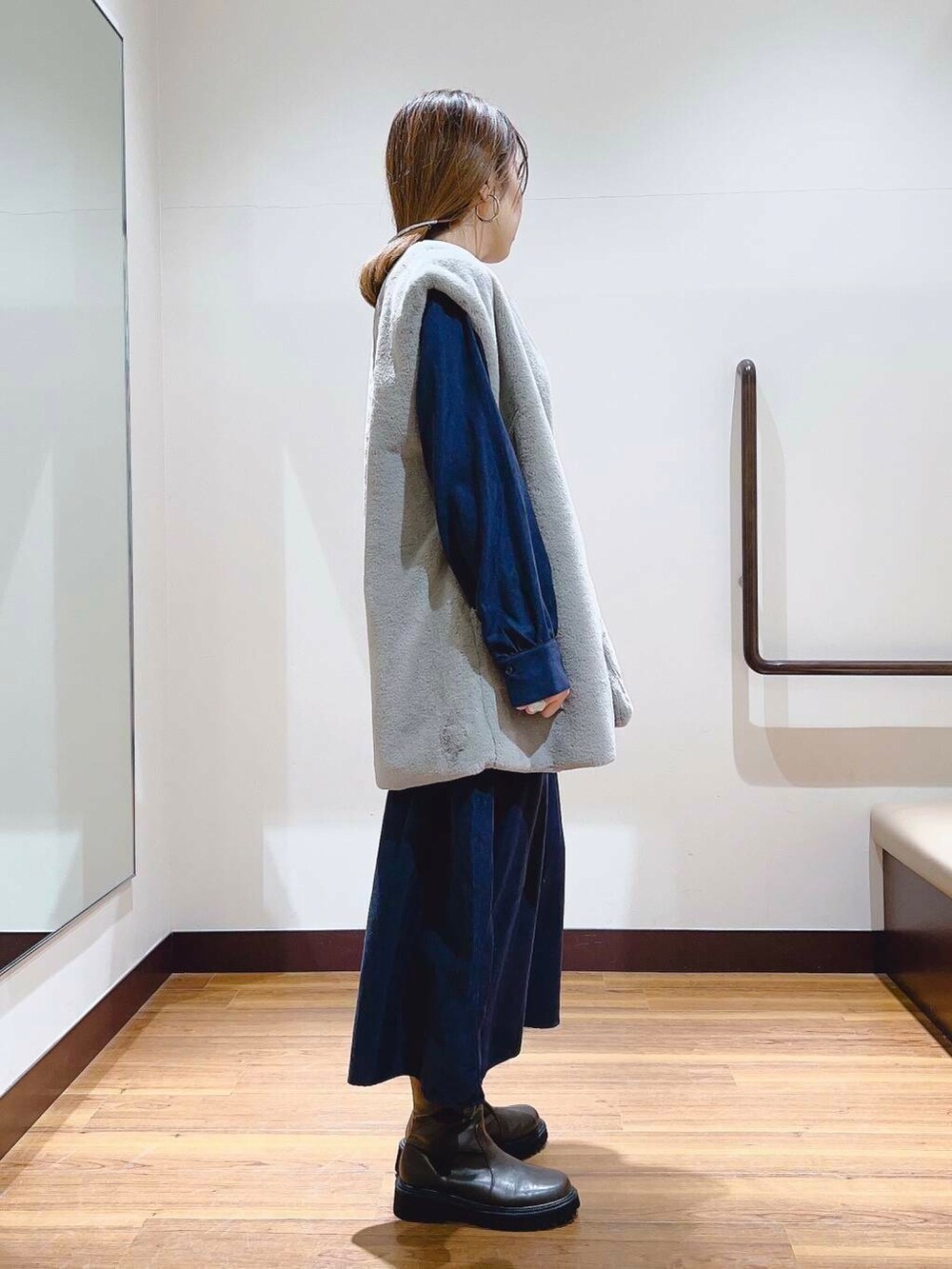 グレー系のその他アウター、ブルー系のワンピースを着用したレディースの冬コーディネートの4枚目の写真