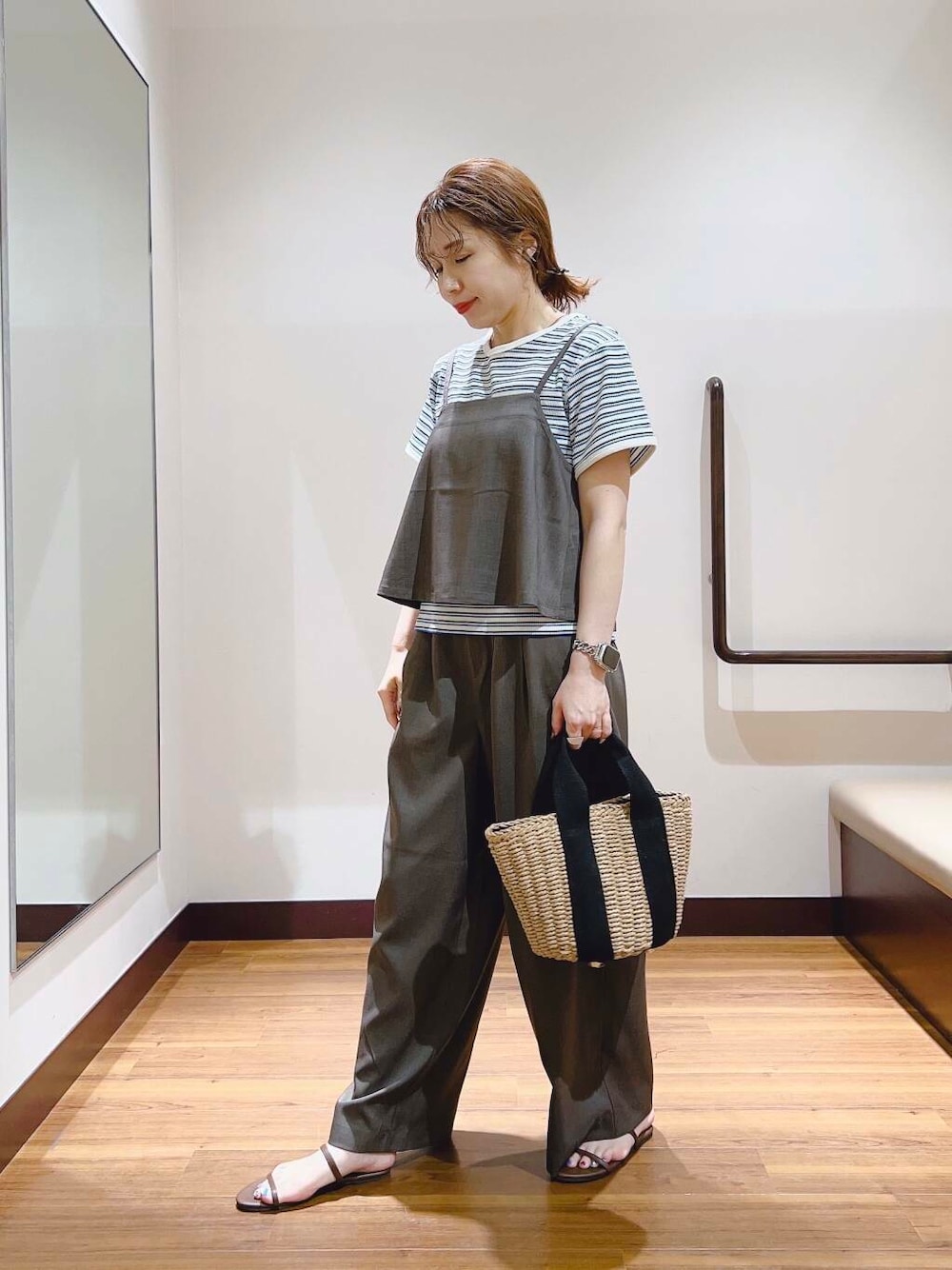 ブルー系のTシャツ/カットソー、ブラック系のワンピースを着用したレディースの夏コーディネートの5枚目の写真