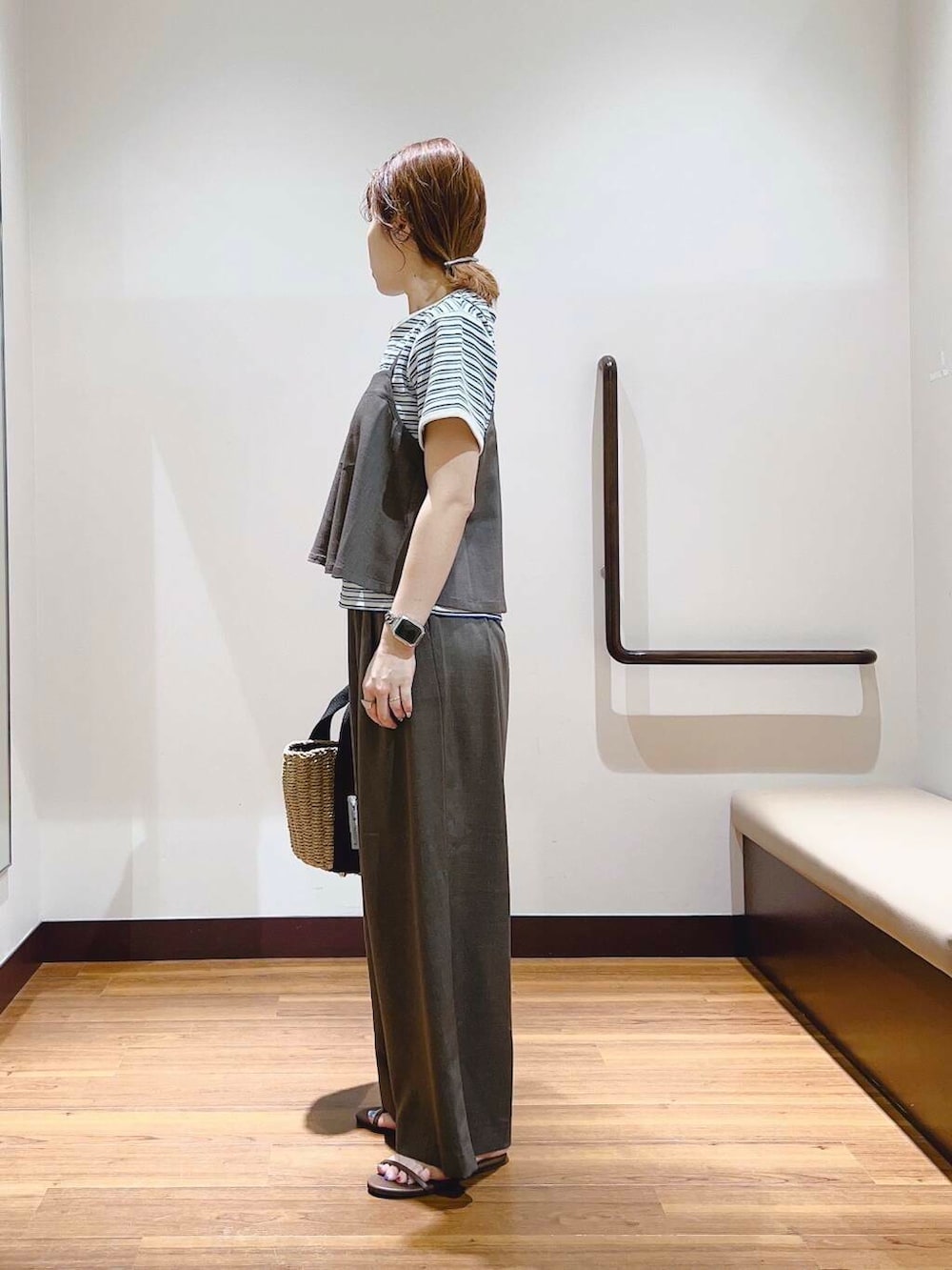 ブルー系のTシャツ/カットソー、ブラック系のワンピースを着用したレディースの夏コーディネートの2枚目の写真