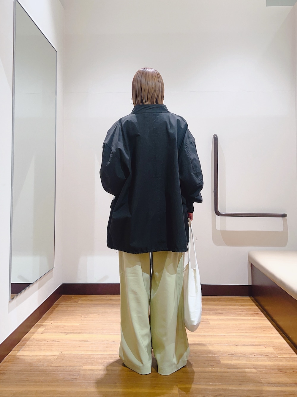 ブルー系のシャツ/ブラウス、ブラック系のモッズコート、ベージュ系のその他パンツを着用したレディースの春コーディネートの5枚目の写真