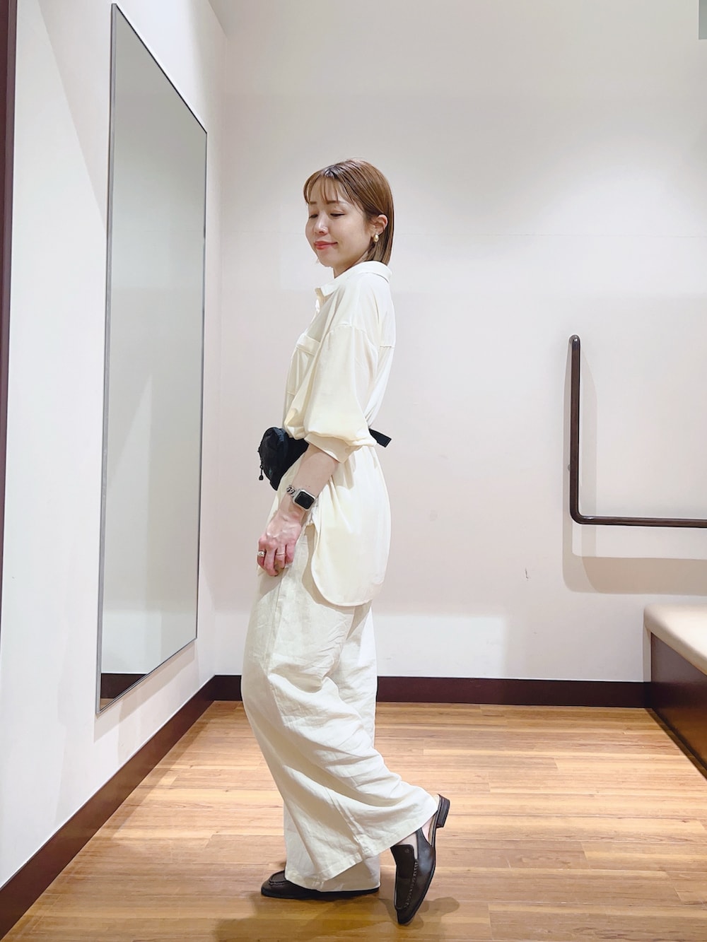 ホワイト系のシャツ/ブラウス、ブラック系のショルダーバッグ、ベージュ系のその他パンツを着用したレディースの春コーディネートの2枚目の写真