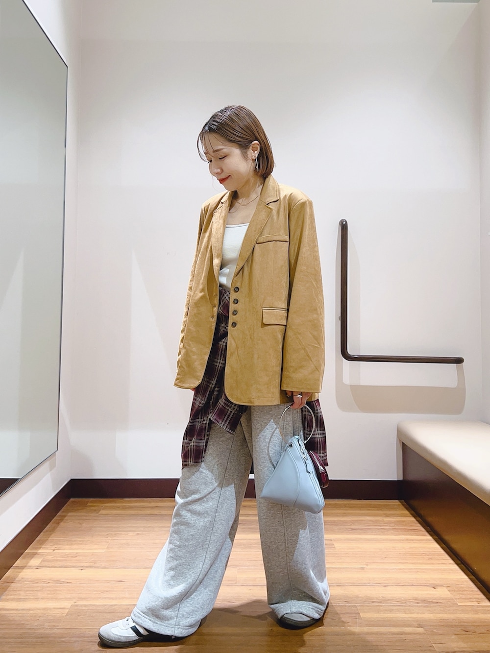 レッド系のシャツ/ブラウス、グレー系のその他パンツ、イエロー系のテーラードジャケットを着用したレディースの秋コーディネートの4枚目の写真
