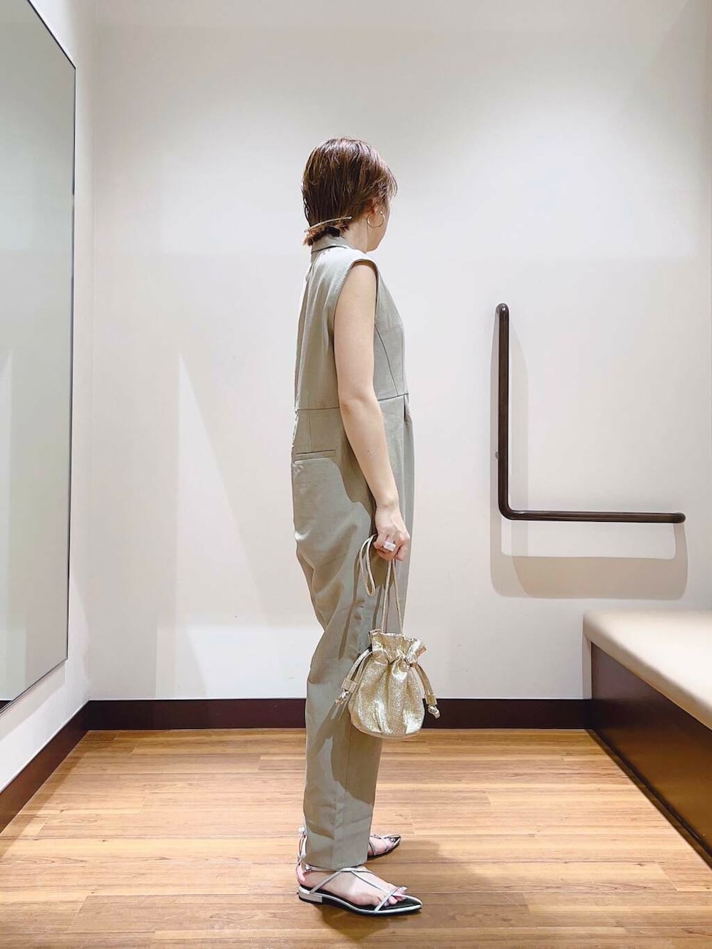 ゴールド系のショルダーバッグ、ベージュ系のサロペット/オーバーオールを着用したレディースの夏コーディネートの4枚目の写真
