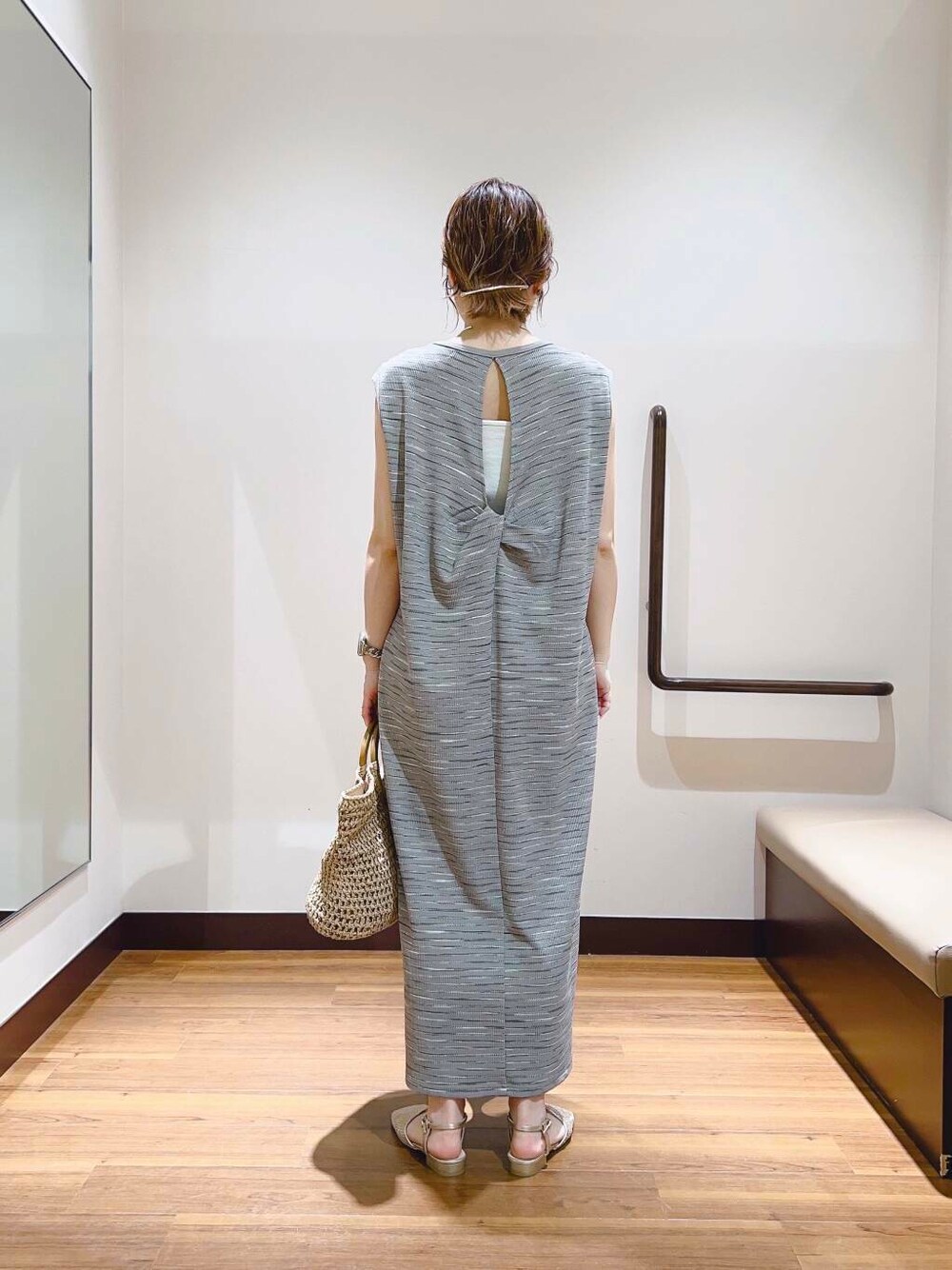 ベージュ系のトートバッグ、グレー系のワンピースを着用したレディースの夏コーディネートの3枚目の写真