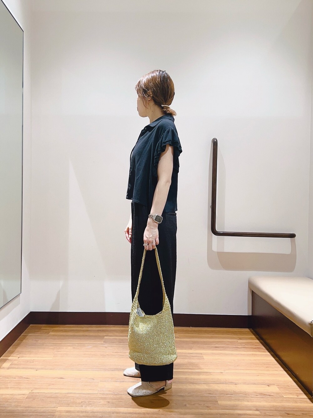 ブラック系のその他パンツ、ブラック系のシャツ/ブラウスを着用したレディースの夏コーディネートの2枚目の写真