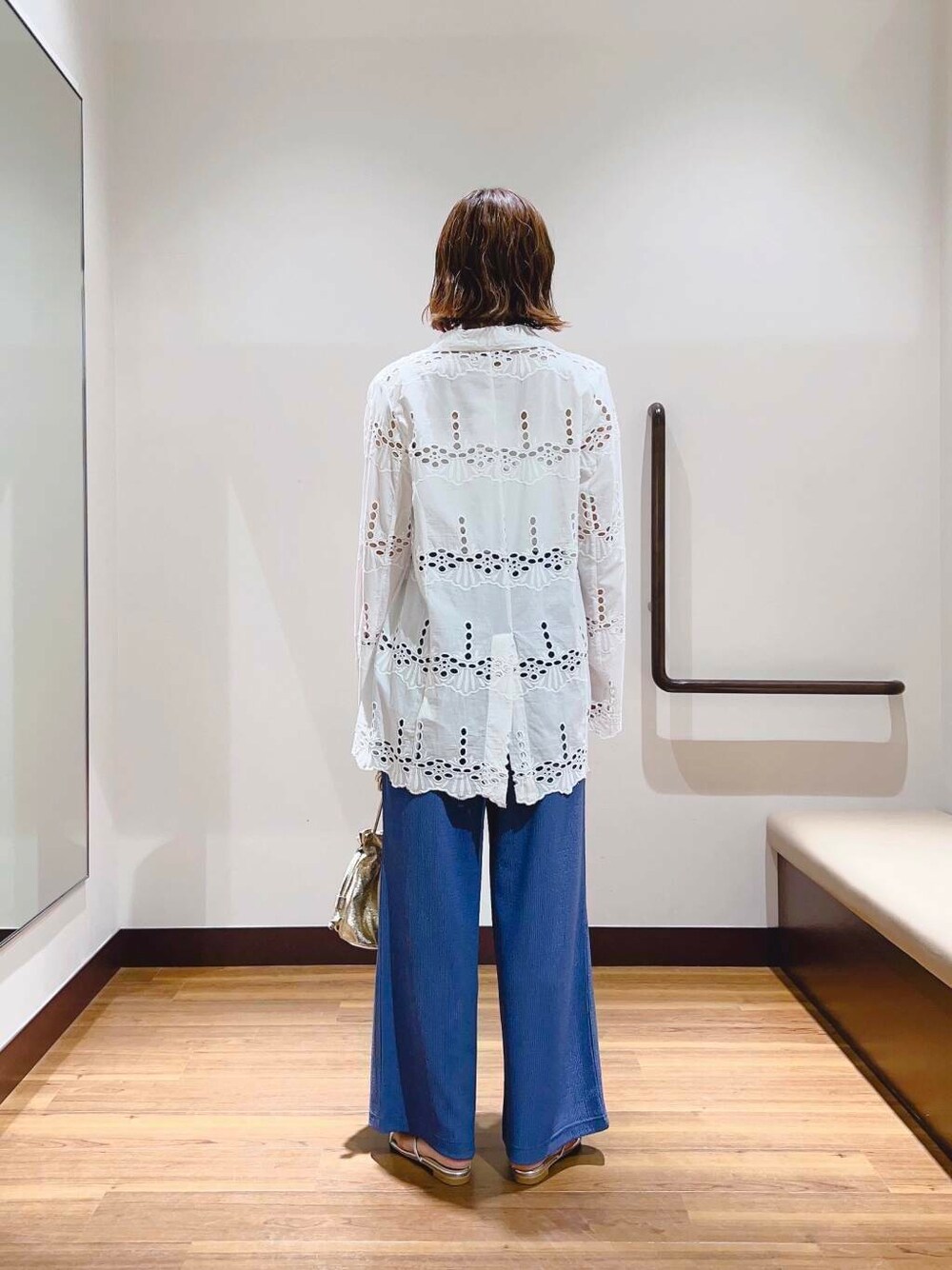 ゴールド系のショルダーバッグ、ブルー系のその他パンツ、ホワイト系のその他アウターを着用したレディースの夏コーディネートの3枚目の写真