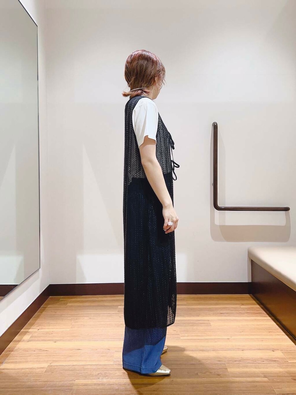 ブルー系のその他パンツ、ホワイト系のTシャツ/カットソー、ブラック系のワンピースを着用したレディースの夏コーディネートの2枚目の写真