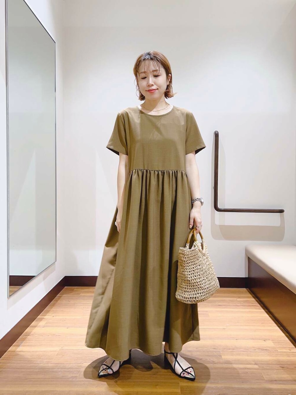 「ワンピース、大人カジュアル、キレイめ、ママコーデ、大人女子、カジュアルコーデ、リネン、大人コーデ、大人かわいい、旅行コーデ、イエベ、帰省コーデ、リネン着こなし術、私が選ぶセールアイテム25ss」｜「RODE SKOのウッドハンドルペーパーバッグ（トートバッグ、ベージュ系）」を使った、fujimonさん（レディース・159cm）の夏コーディネートの5枚目の写真