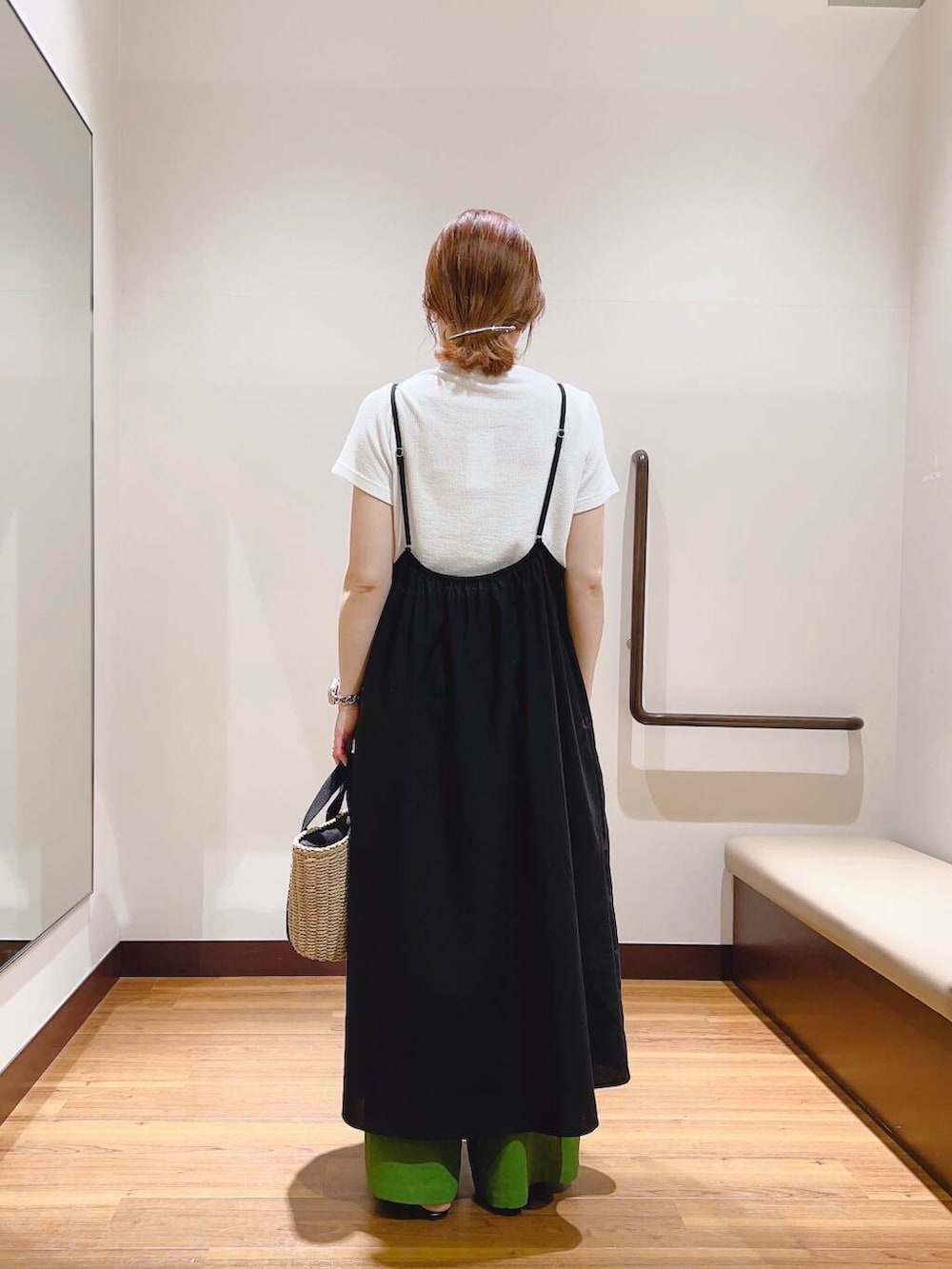 「キャミワンピース、大人カジュアル、キレイめ、ママコーデ、大人女子、カジュアルコーデ、カラーパンツ、大人コーデ、大人かわいい、イエベ、やや暑い、リネン着こなし術」|「URBAN RESEARCH DOORSのトングサンダル(サンダル、ブラック系)」を使った、fujimonさん(レディース・159cm)の夏コーディネートの3枚目の写真