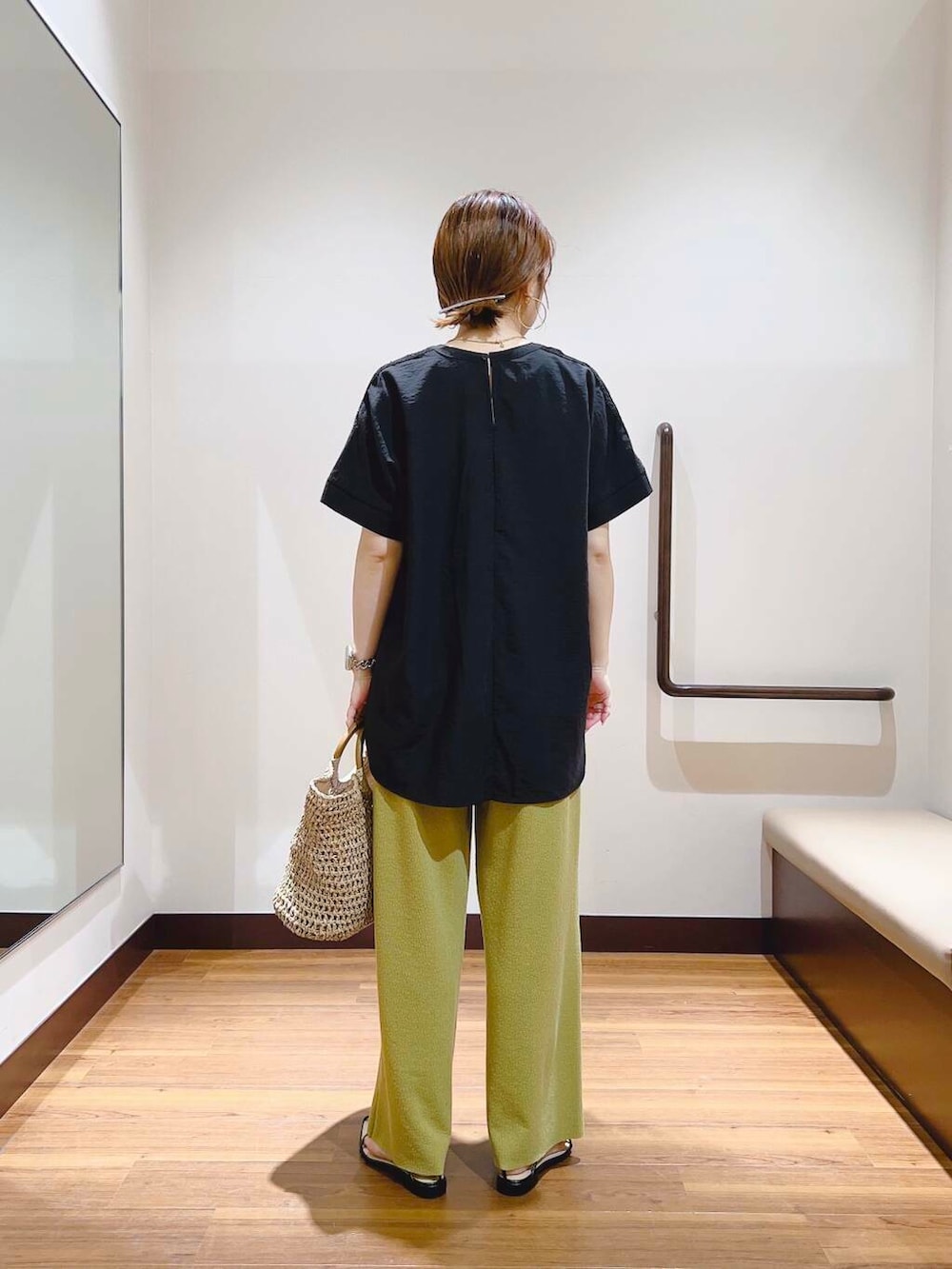 「大人カジュアル、キレイめ、ママコーデ、大人女子、カジュアルコーデ、イエロー、黄色、大人コーデ、大人かわいい、旅行コーデ、イエベ、帰省コーデ、洒落見えイージーパンツ×サンダル、私が選ぶセールアイテム25ss」|「ITEMS URBANRESEARCHのピンタックレースブラウス(Tシャツ/カットソー、ブラック系)」を使った、fujimonさん(レディース・159cm)の夏コーディネートの3枚目の写真