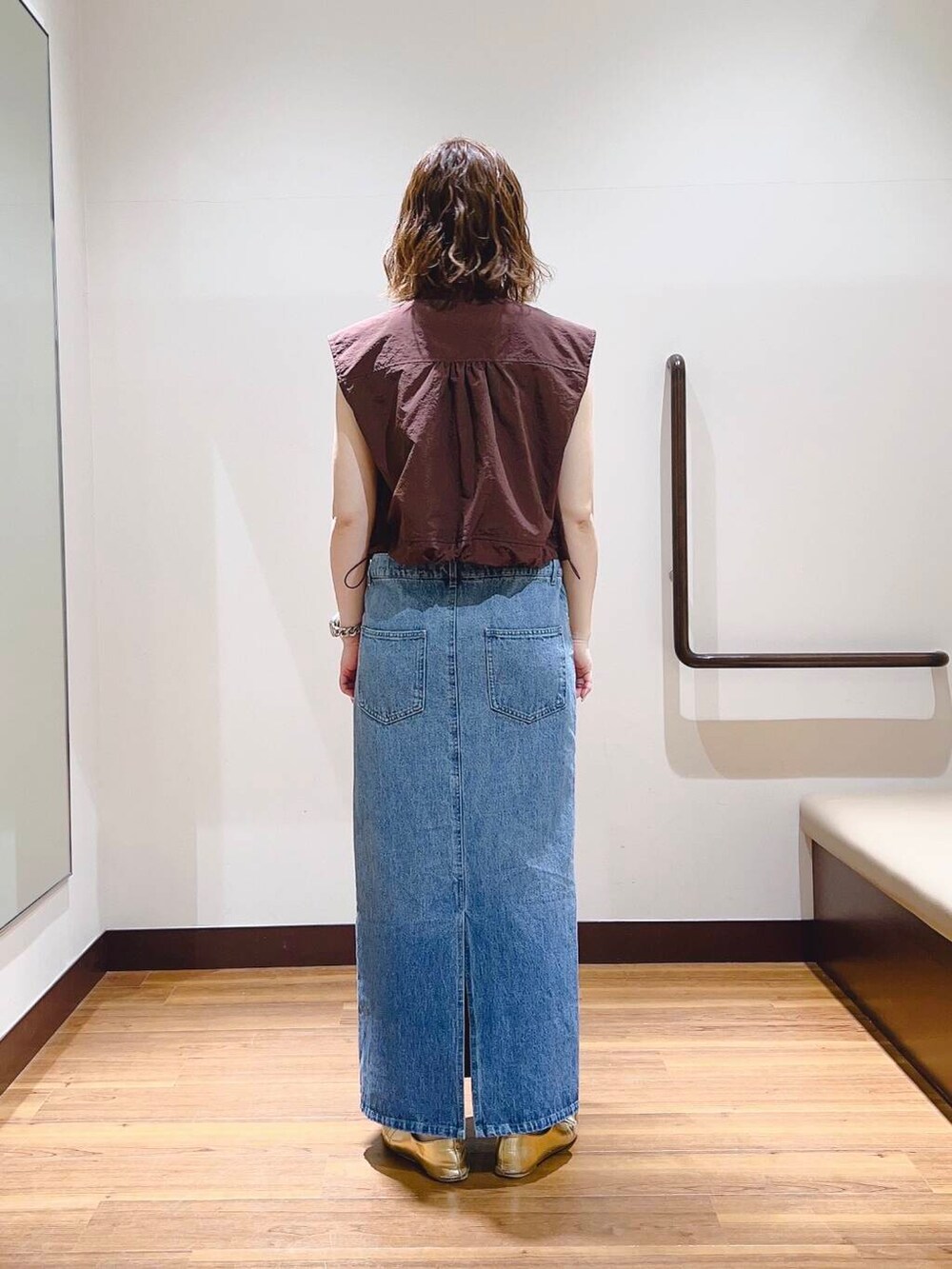 「大人カジュアル、ベスト、ママコーデ、大人女子、カジュアルコーデ、デニムスカート、newarrival、休日スタイル、大人コーデ、大人かわいい、旅行コーデ、イエベ春、ナイロンベスト、やや暑い」｜「ITEMS URBANRESEARCHのナイロンショートベスト（その他アウター、ブラウン系）」を使った、fujimonさん（レディース・159cm）の春コーディネートの3枚目の写真