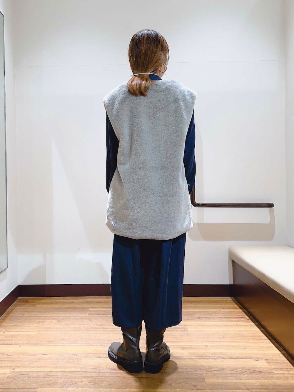 グレー系のその他アウター、ブルー系のワンピースを着用したレディースの冬コーディネートの3枚目の写真