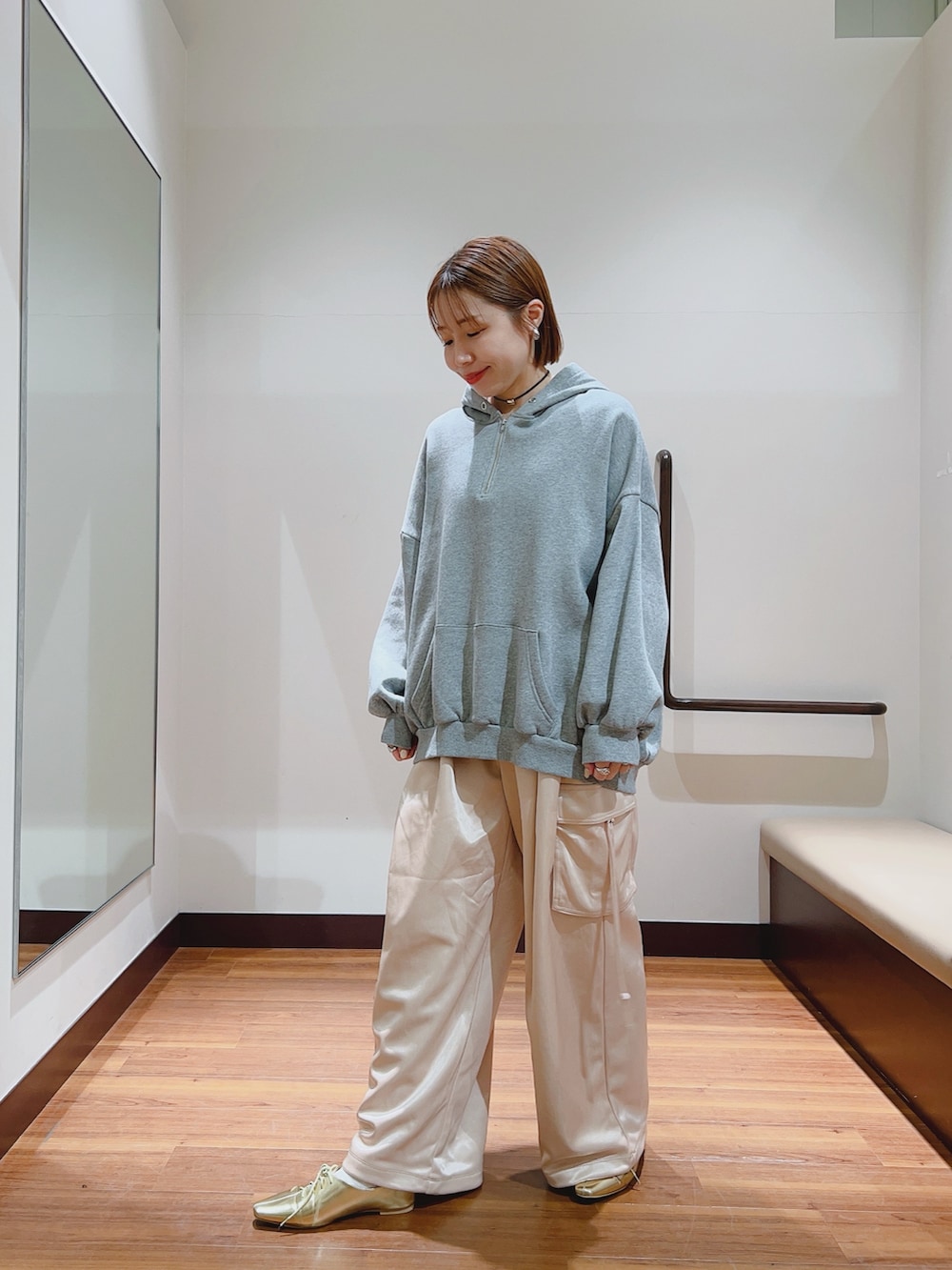 グレー系のパーカー、ピンク系のカーゴパンツを着用したレディースの冬コーディネートの5枚目の写真