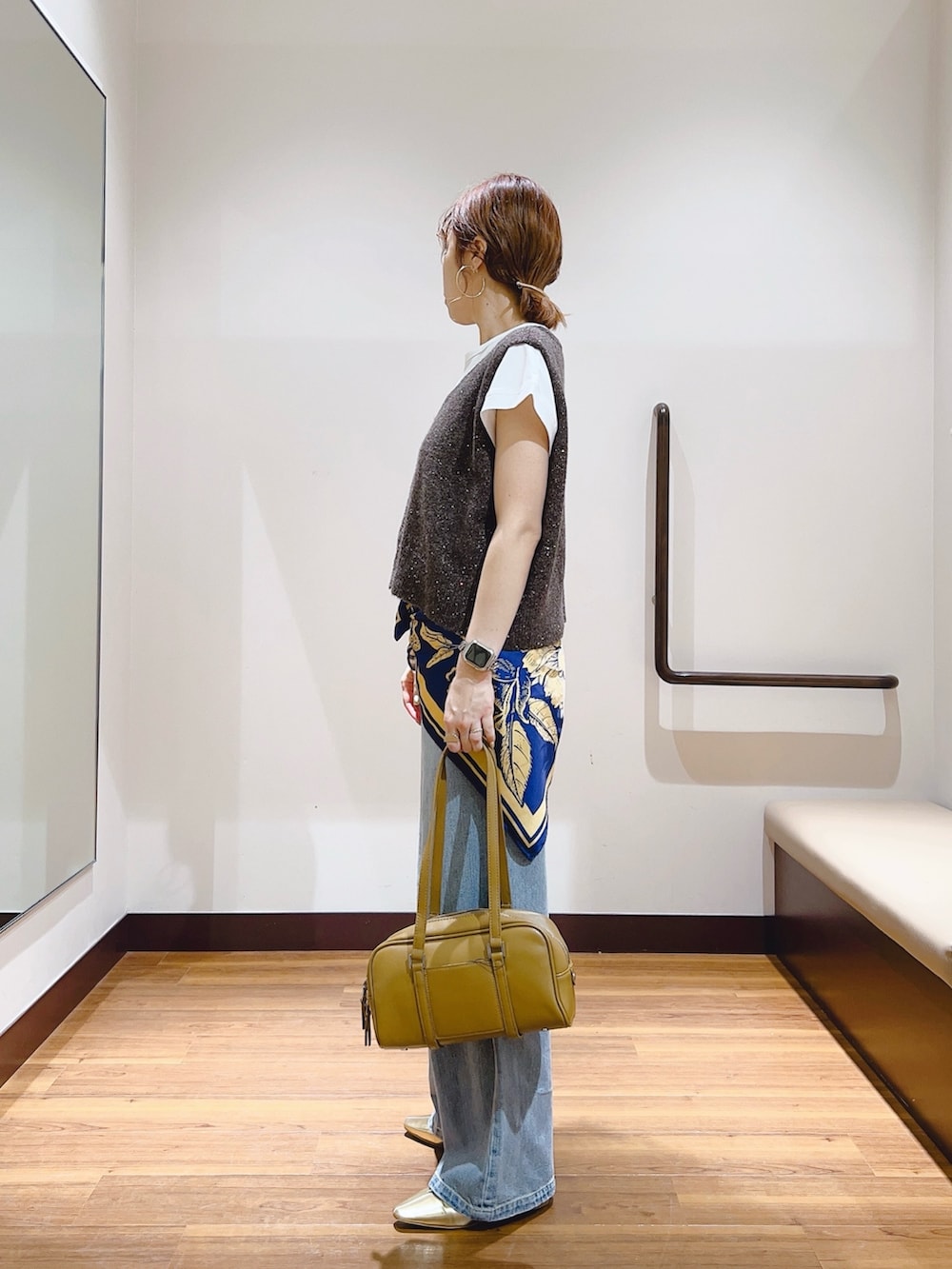 「ベスト、ベスト×Tシャツ、ベストコーデ、スカーフ、スカーフアレンジ、スカーフスタイル、スカーフコーデ、デニムパンツ、デニム、デニムコーデ、ブラウン、秋服、秋のコーデ、オトナカワイイ、キレイめコーデ」｜「ITEMS URBANRESEARCHのスパンコールVネックニットベスト（ニット/セーター、ブラウン系）」を使った、fujimonさん（骨格ナチュラル・レディース・159cm）の秋コーディネートの2枚目の写真