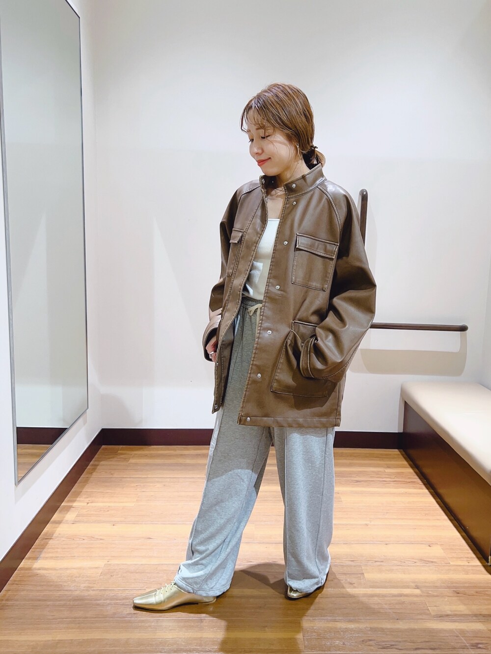 グレー系のその他パンツ、ブラウン系のその他アウターを着用したレディースの秋コーディネートの5枚目の写真