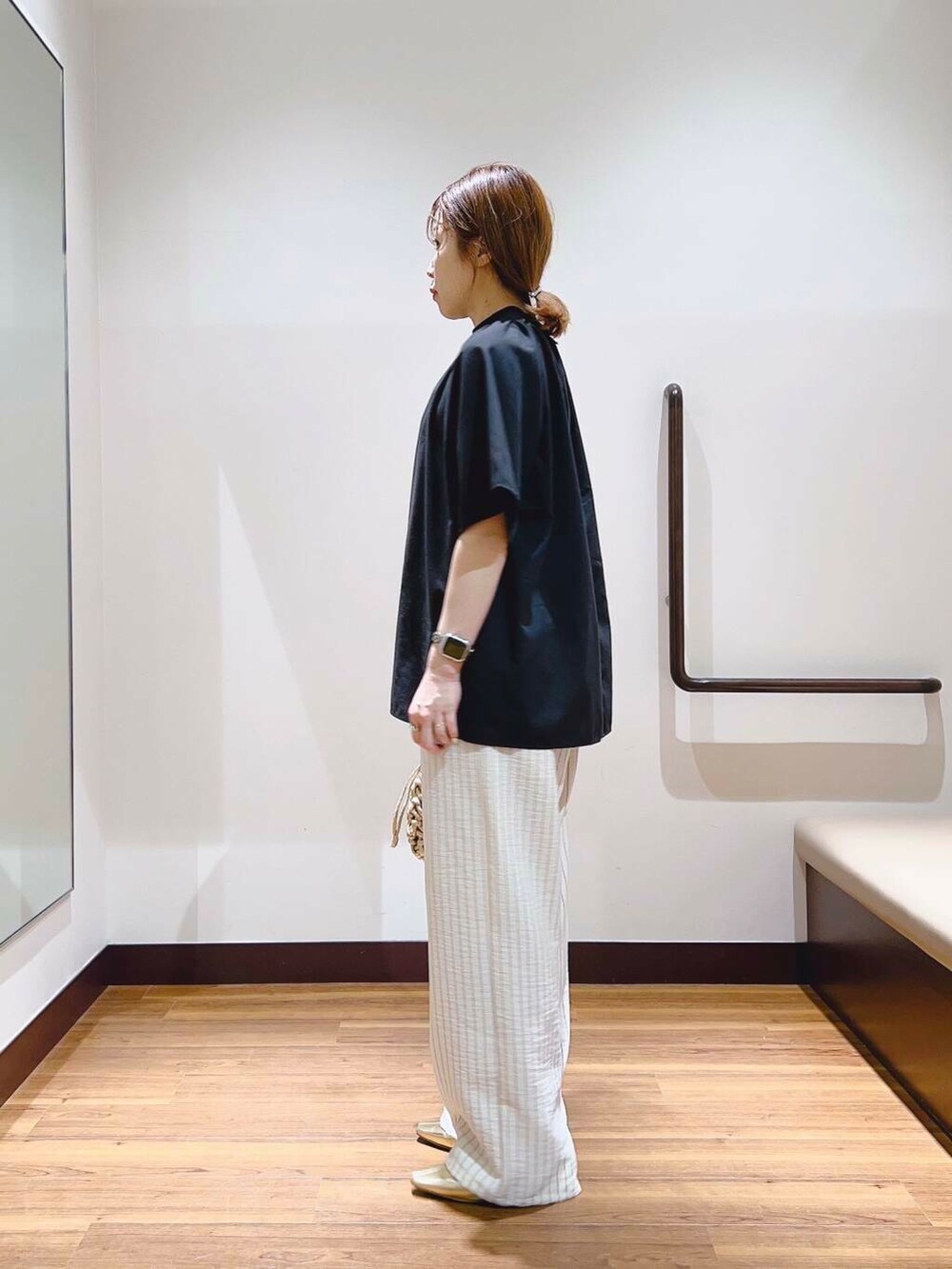 ブラック系のシャツ/ブラウス、ベージュ系のその他パンツを着用したレディースの夏コーディネートの2枚目の写真