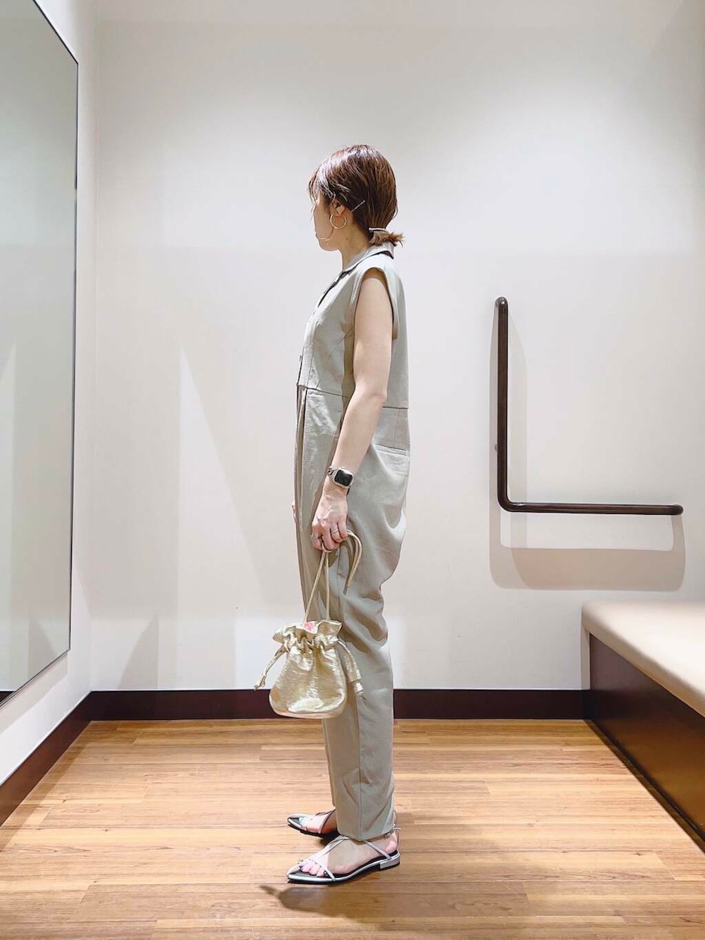 ゴールド系のショルダーバッグ、ベージュ系のサロペット/オーバーオールを着用したレディースの夏コーディネートの2枚目の写真