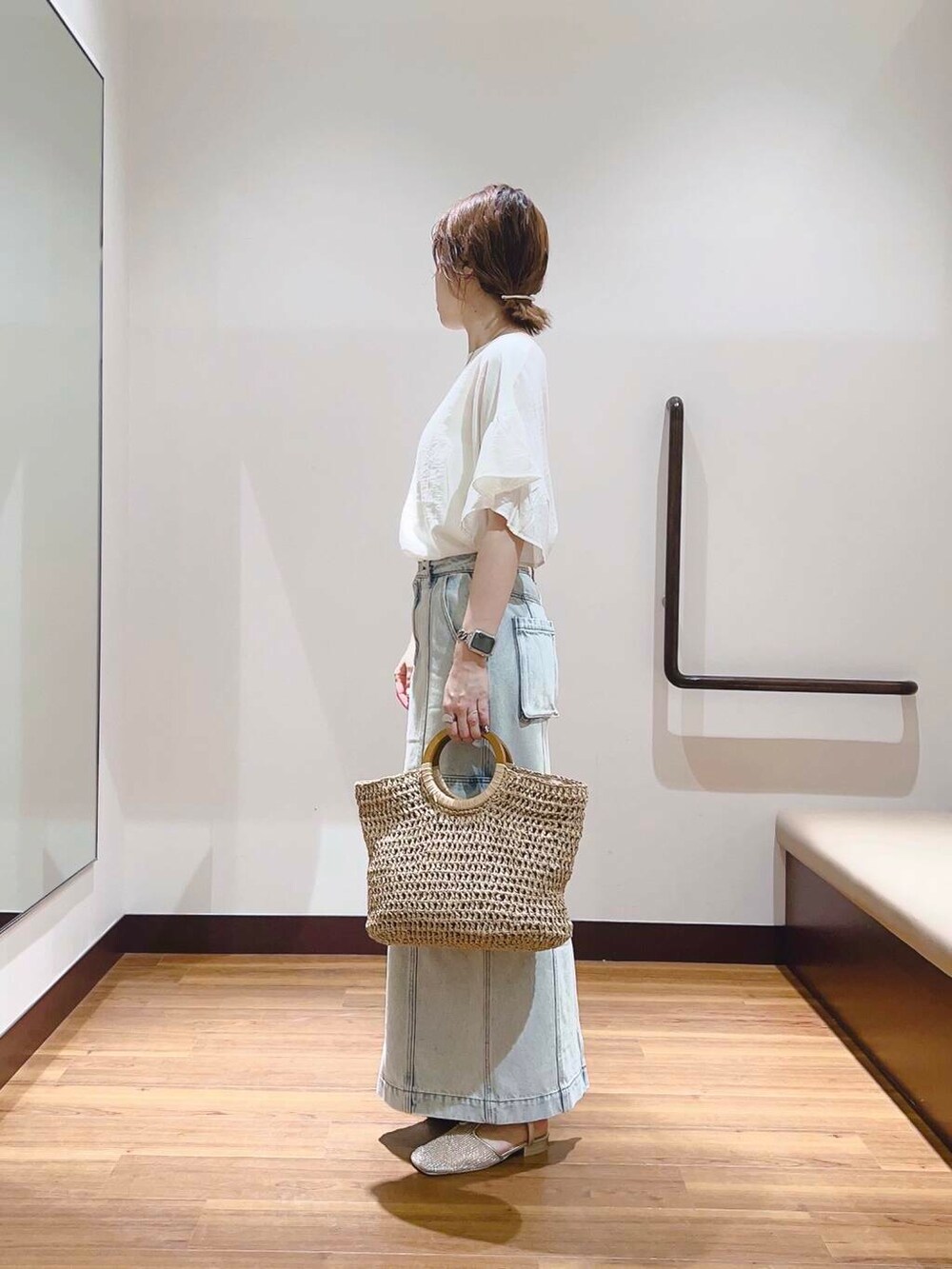 ゴールド系のサンダル、ベージュ系のトートバッグ、ブルー系のスカートを着用したレディースの夏コーディネートの4枚目の写真