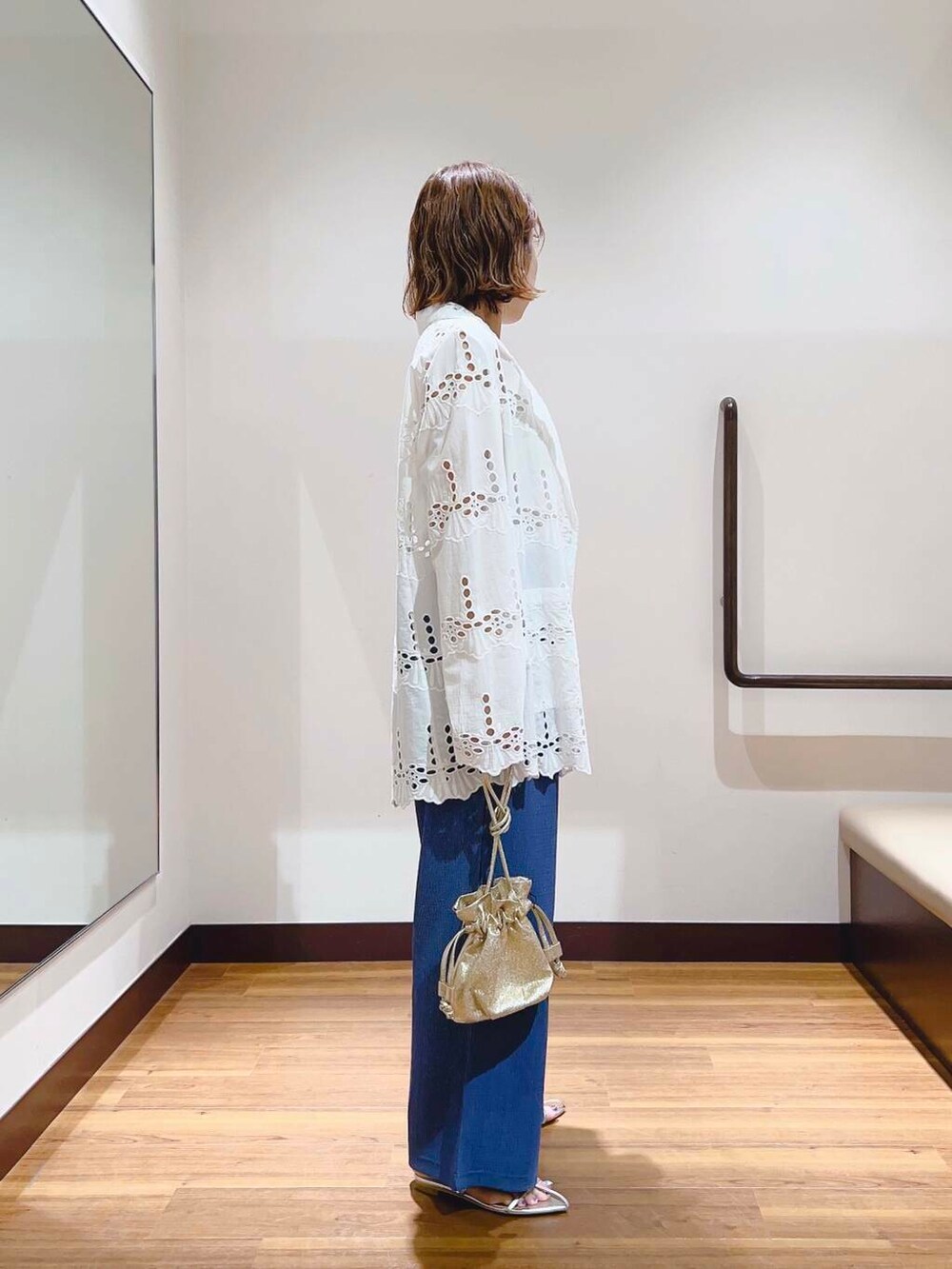 ゴールド系のショルダーバッグ、ブルー系のその他パンツ、ホワイト系のその他アウターを着用したレディースの夏コーディネートの2枚目の写真